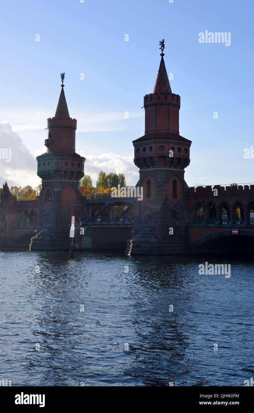 Berlin, Allemagne tours de l'historique Oberbaumbrücke et de la Spree Banque D'Images