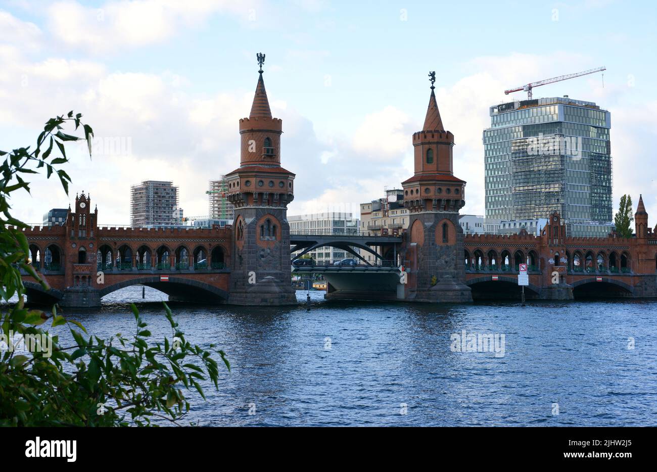 Berlin, Allemagne vue sur l'Oberbaumbrücke et les chantiers de construction avec de nouveaux bâtiments Banque D'Images