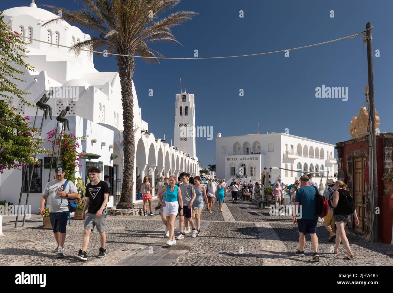 La cathédrale orthodoxe métropolitaine et l'hôtel Atlantis dans la rue principale à Fira / Thira avec les touristes. Santorin, Cyclades, Grèce Banque D'Images