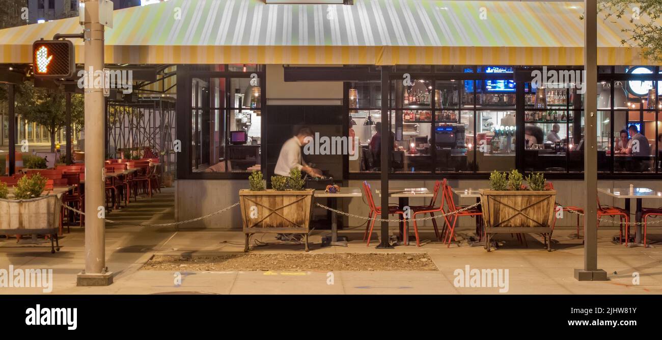 Le serveur prépare une table en plein air dans le restaurant de Phoenix, Arizona, États-Unis Banque D'Images