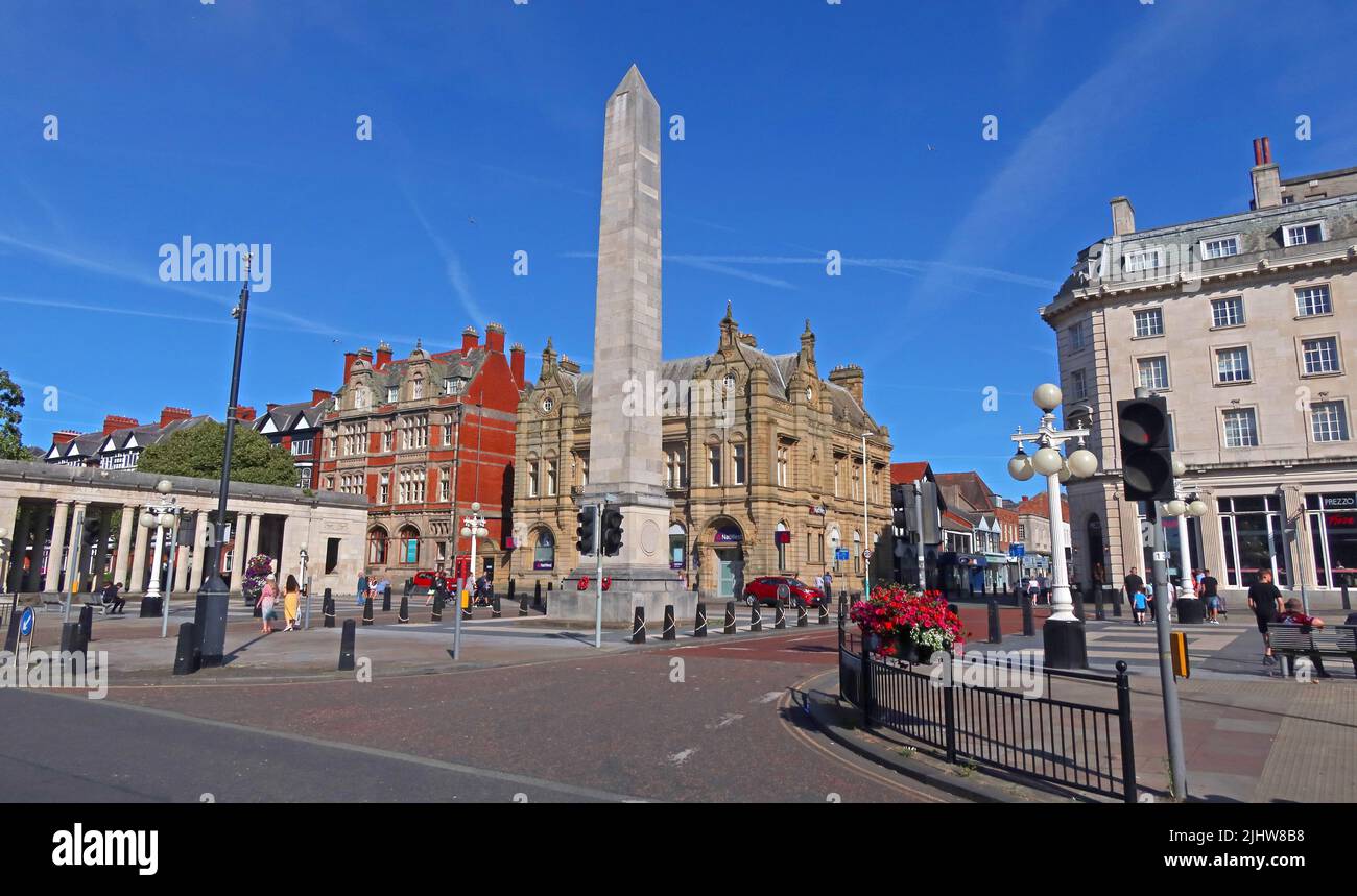 Southport WWI Portland Stone War Memorial, Colonnades & Obelisk London Square, Lord Street, Lancashire, Angleterre, Royaume-Uni, PR8 1AB, en été Banque D'Images