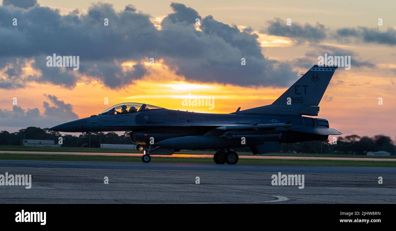 Le major Ryan Forystek, pilote d'essai du faucon F-16 au sein de l'escadron d'essai de vol 40, des taxis sur la rampe de la base aérienne d'Eglin, en Floride, au 19 juillet 2020. Les pilotes de test sur l'AFB d'Eglin effectuent régulièrement des vols de nuit pour maintenir leurs compétences. (É.-U. Photo de la Force aérienne par le Sgt. John Raven) Banque D'Images