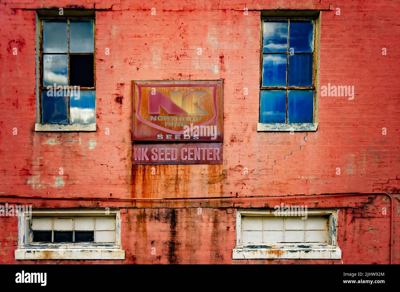 Un panneau vintage sur une coopérative de comté annonce Northrup King Seeds, 17 juillet 2022, à Grand Bay, Alabama. La Northrup-King Seed Company a été fondée en 1896. Banque D'Images