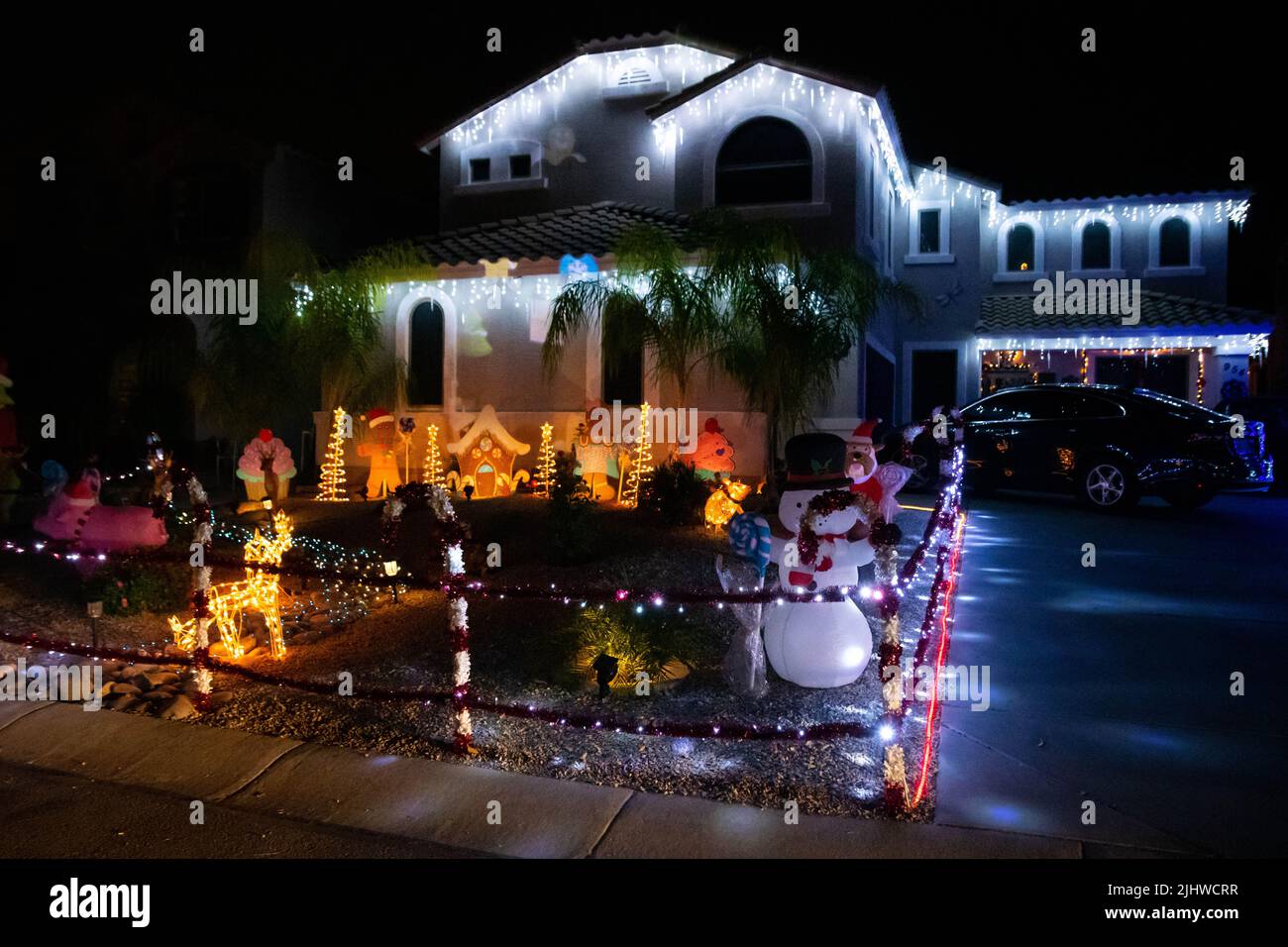 Queen Creek, AZ, USA - 23 décembre 2021 : maisons pleines de lumière et de décorations Banque D'Images