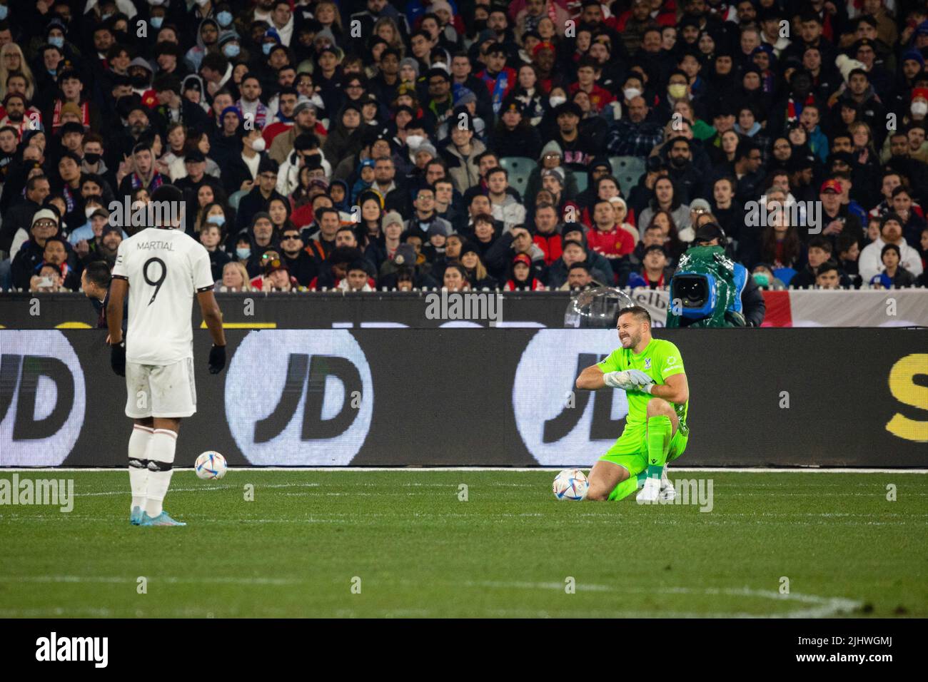 Melbourne, Australie. 19th juillet 2022. Jack Butland (R) de Crystal Palace s'agenouille dans la douleur après avoir blessé sa main pendant le match pré-saison amical entre Manchester United et Crystal Palace au Melbourne Cricket Ground. Manchester United défait Crystal Palace 3-1. Crédit : SOPA Images Limited/Alamy Live News Banque D'Images