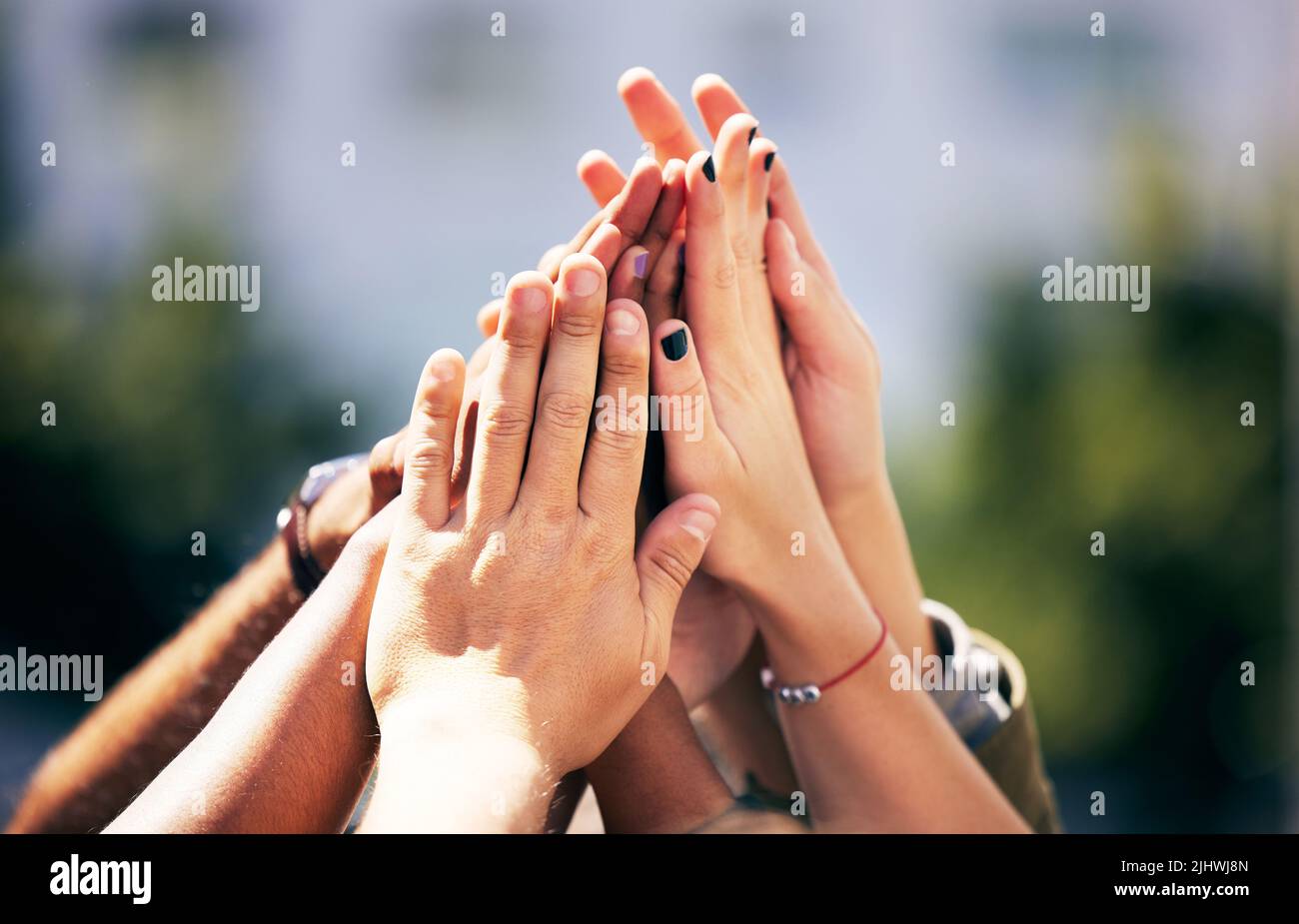 Plus de pouvoir pour le peuple. Un groupe de personnes avec leurs mains se joint à un ralliement. Banque D'Images