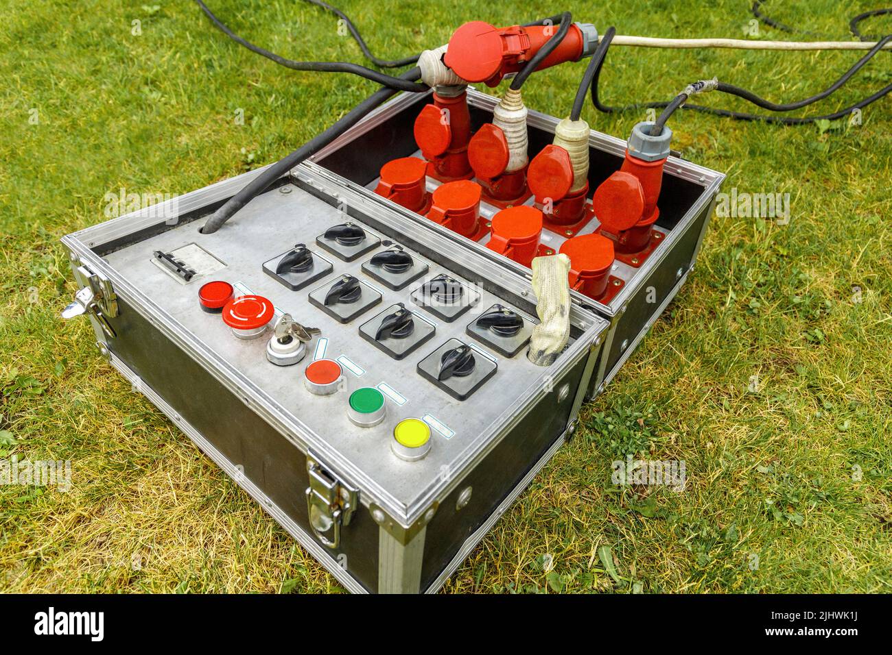 Boîte à fusibles électrique mobile avec fils extérieurs Banque D'Images