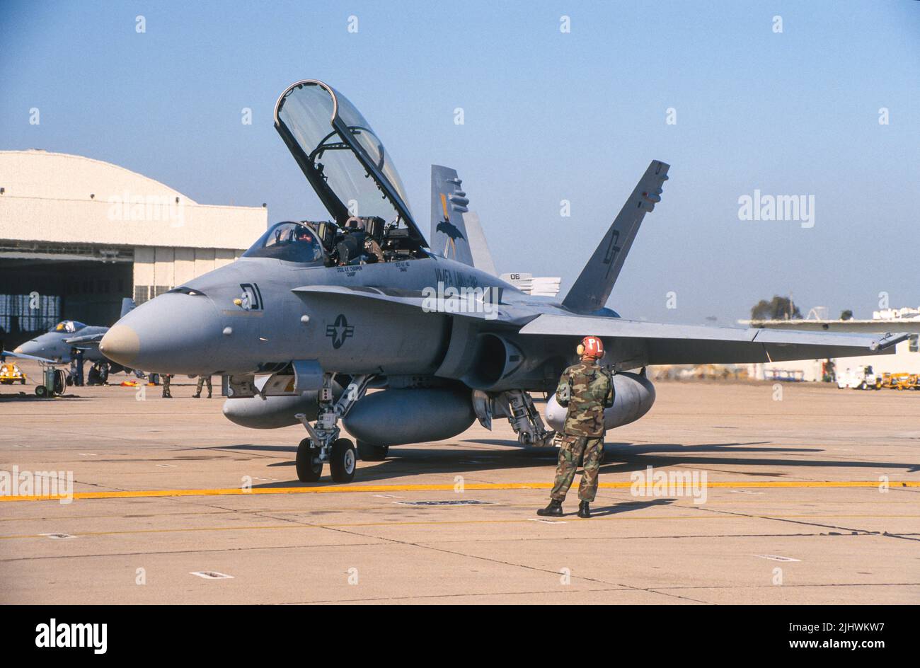 USMC F/A-18D de VMFA (AW) -242, Bats, s'enroule avant les opérations de vol à MCAS Miramar à San Diego, Californie Banque D'Images
