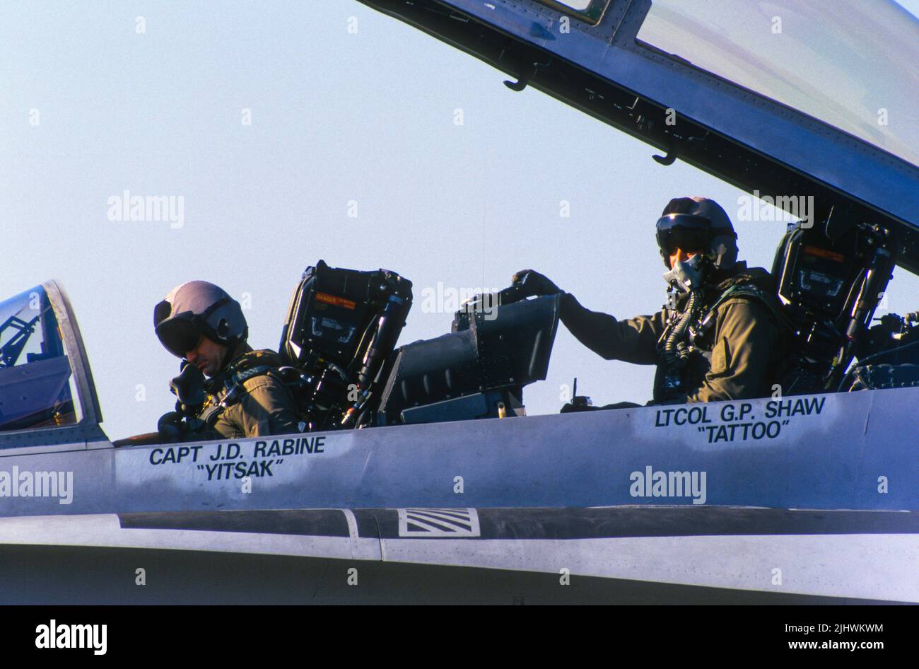 Les aviateurs marins se préparent à voler dans leur F/A-18D Hornet à bord du MCAS Miramar à San Diego, en Californie Banque D'Images