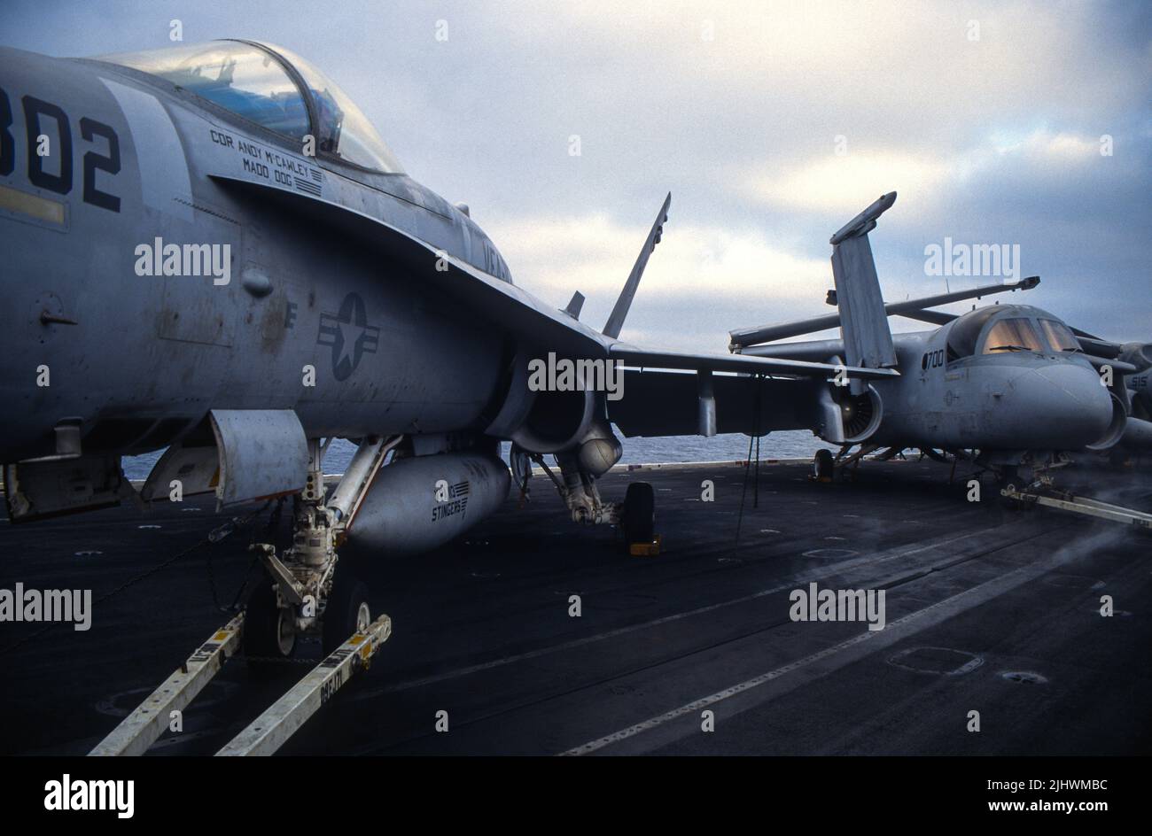 F/A-18 Hornet à côté d'un S-3 Viking à bord d'un porte-avions tôt le matin en mer Banque D'Images