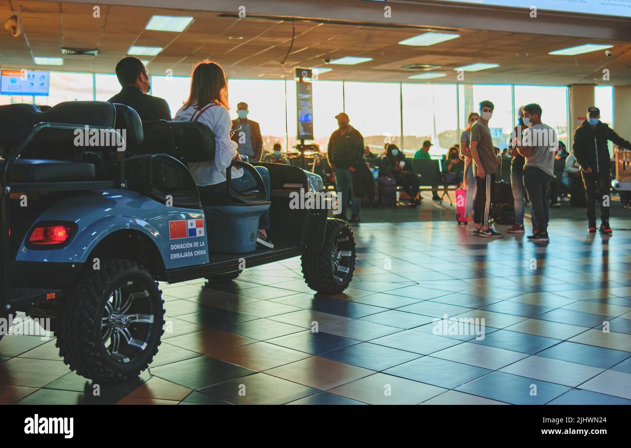 PANAMA CITY, PANAMA - 2022: Voiturette de golf ou voiturette pour le transport des bagages à l'aéroport international de Panama. Banque D'Images