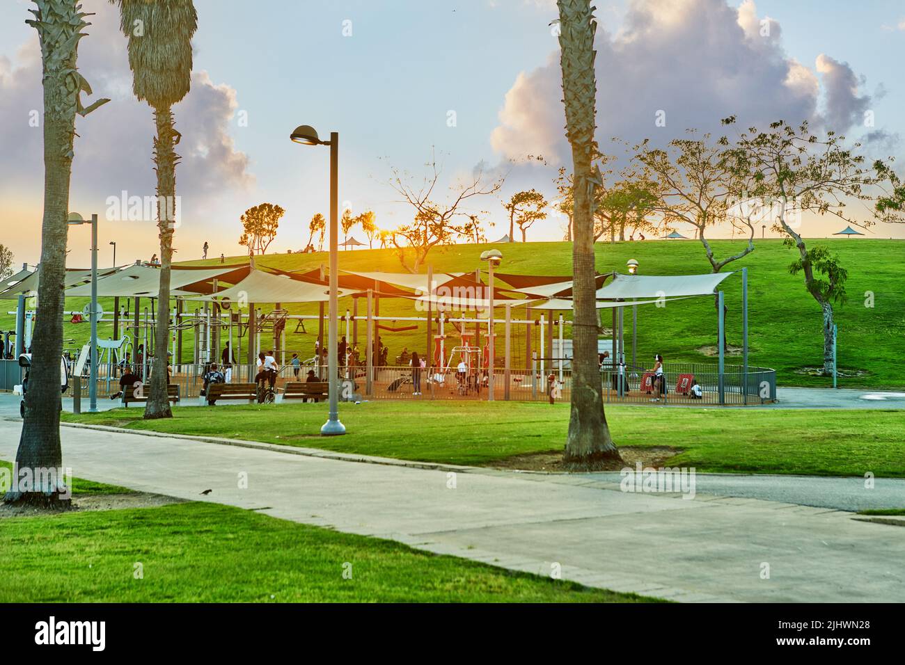 Tel Aviv, Israël - 3 juin 2022: Parc à Jaffa près de la mer au coucher du soleil. Banque D'Images