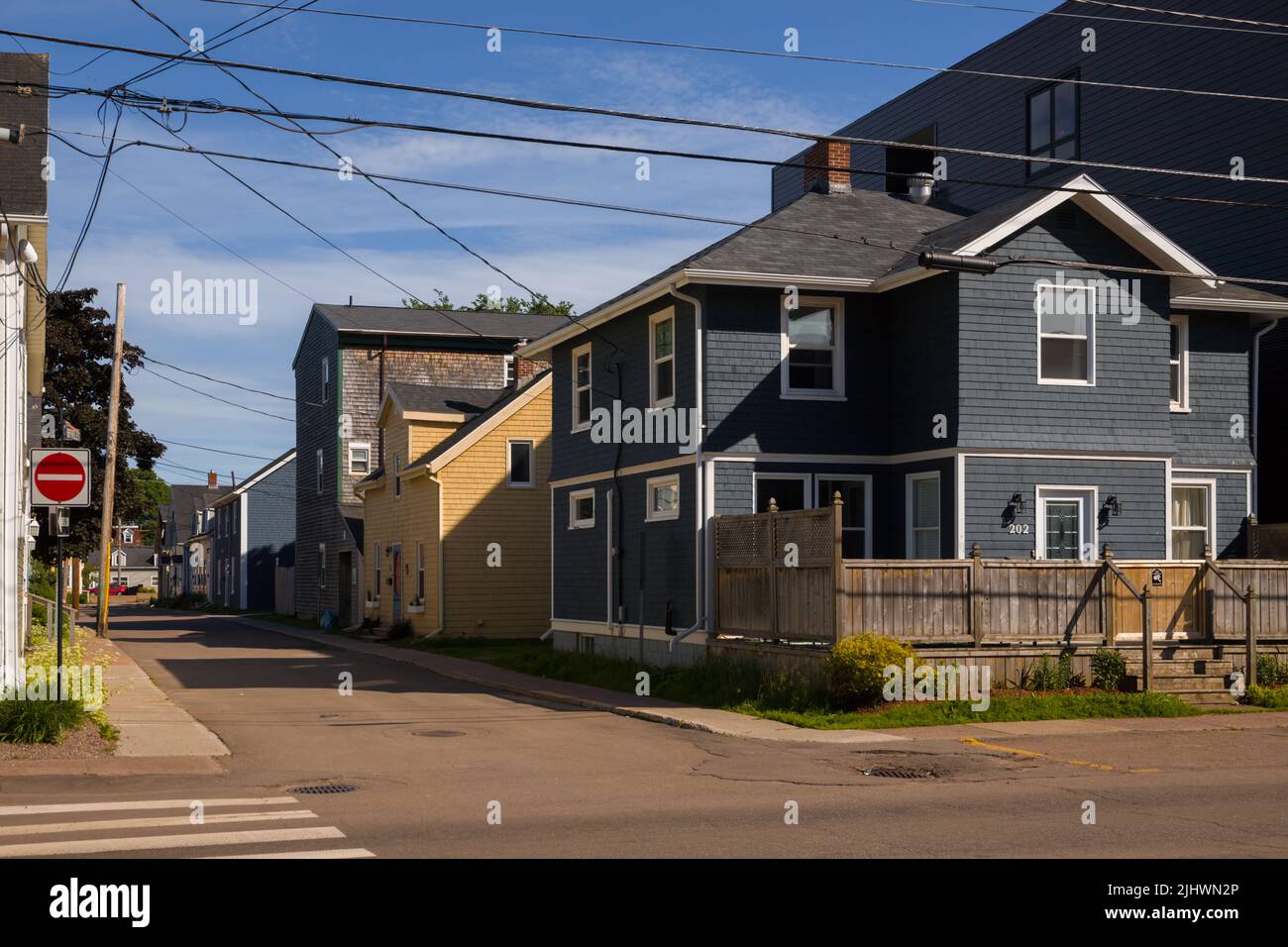 Maisons traditionnelles en bois de style atlantique - rue de Charlottetown, Île-du-Prince-Édouard, Canada. Banque D'Images