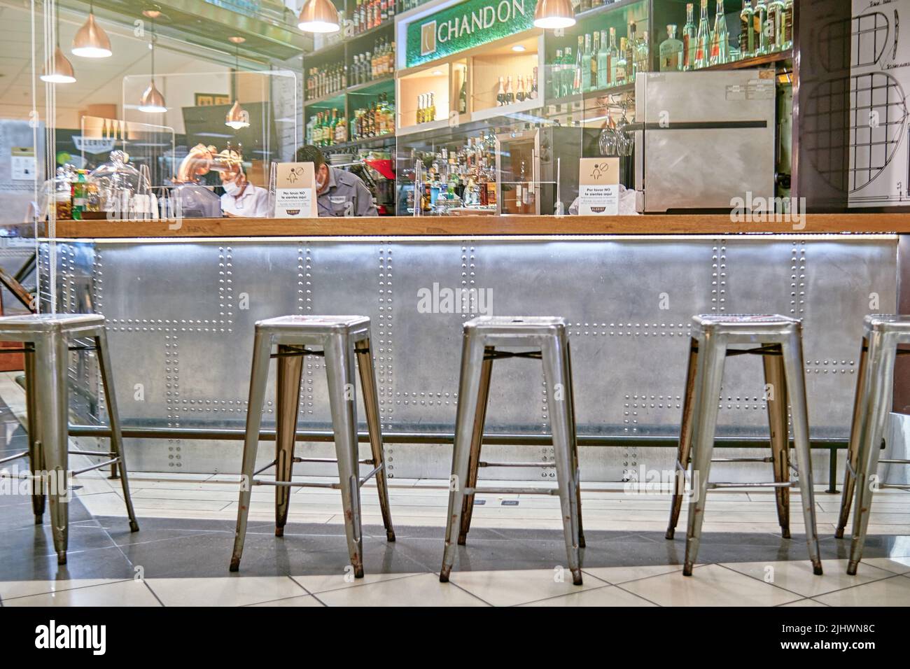 Lima, Pérou: Bar moderne à l'aéroport international Jorge Chavez, Lima, Pérou. Banque D'Images