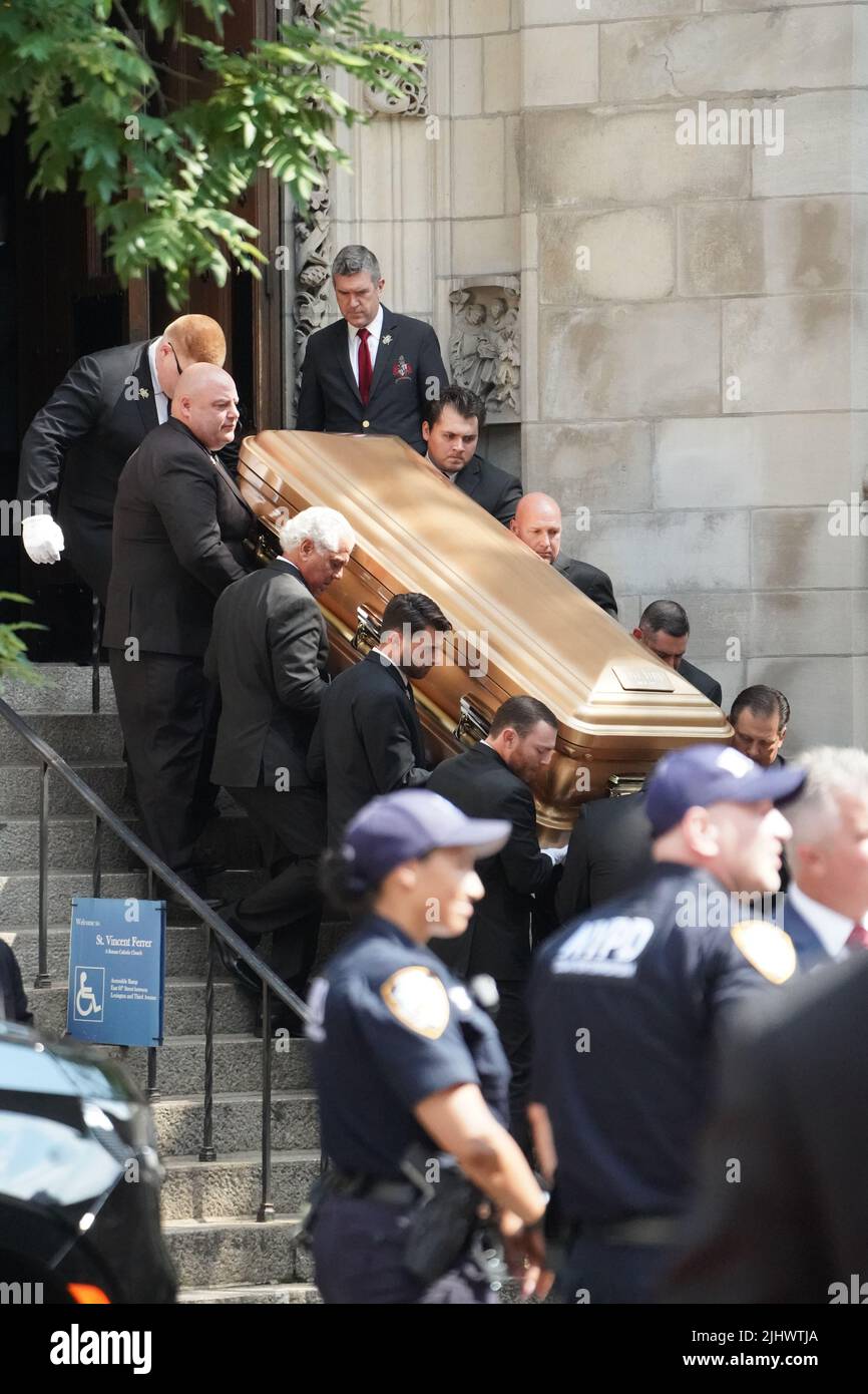 New York, États-Unis. 19th juillet 2022. La cercueil de Ivana Trump est réalisée à partir de l'église catholique St Vincent Ferrer après ses funérailles. Ivana Trump, l'ex-épouse de l'ancien président Donald Trump, est morte des blessures subies à la suite d'une chute, a déclaré le bureau de New York du médecin légiste en chef. Crédit : SOPA Images Limited/Alamy Live News Banque D'Images