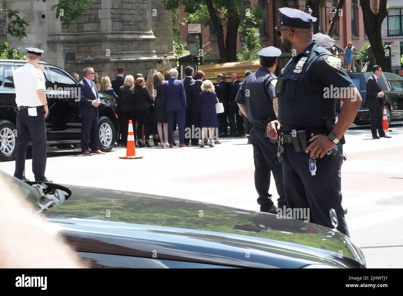 New York, États-Unis. 19th juillet 2022. La famille et les amis d'Ivana Trump se tiennent de côté alors que son cercueil est pris à l'intérieur de l'église catholique romaine Saint-Vincent Ferrer pour les funérailles à New York. Ivana Trump, l'ex-épouse de l'ancien président Donald Trump, est morte des blessures subies à la suite d'une chute, a déclaré le bureau de New York du médecin légiste en chef. Crédit : SOPA Images Limited/Alamy Live News Banque D'Images