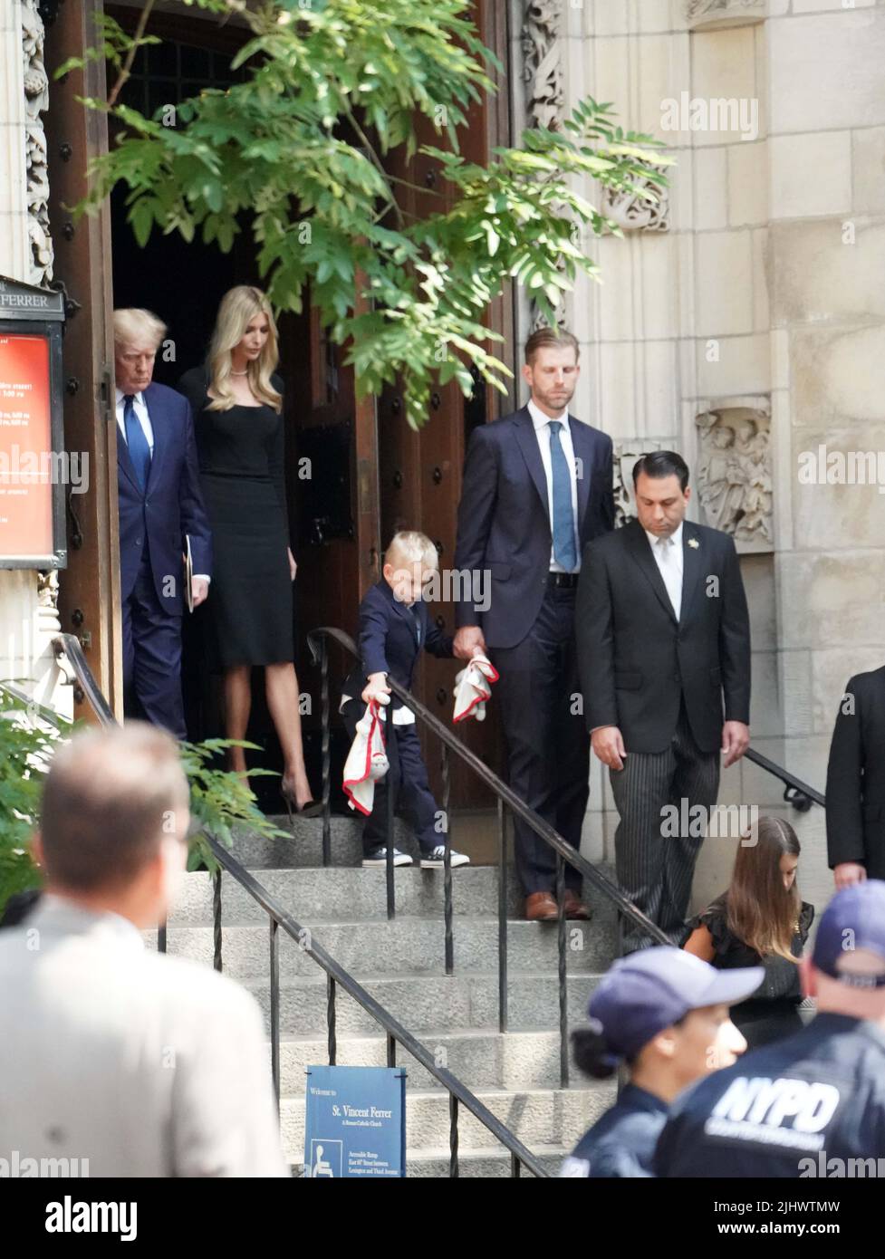 New York, États-Unis. 19th juillet 2022. Ivanka Trump et son fils, Donald Trump, Eric Trump, quittent l'église catholique St Vincent Ferrer à New York après que le cercueil d'Ivana Trump ait été effectué après les funérailles. Ivana Trump, l'ex-épouse de l'ancien président Donald Trump, est morte des blessures subies à la suite d'une chute, a déclaré le bureau de New York du médecin légiste en chef. Crédit : SOPA Images Limited/Alamy Live News Banque D'Images