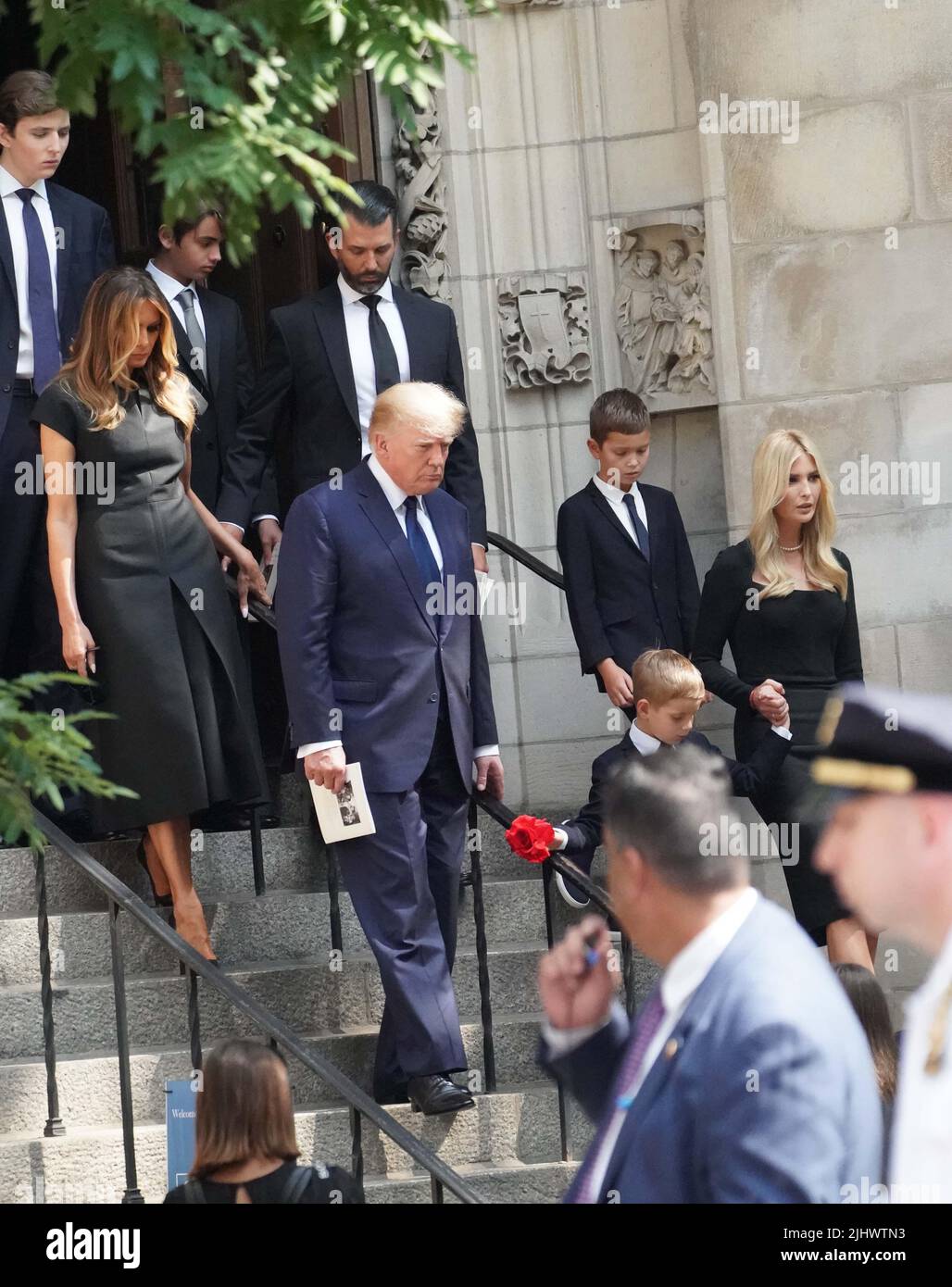 New York, États-Unis. 19th juillet 2022. Ivanka Trump et son fils, Donald Trump, Eric Trump, suivis de Melania Trump et Donald Trump Jr. Quittent l'église catholique St Vincent Ferrer à New York après que le cercueil d'Ivana Trump ait été effectué après les funérailles. Ivana Trump, l'ex-épouse de l'ancien président Donald Trump, est morte des blessures subies à la suite d'une chute, a déclaré le bureau de New York du médecin légiste en chef. Crédit : SOPA Images Limited/Alamy Live News Banque D'Images