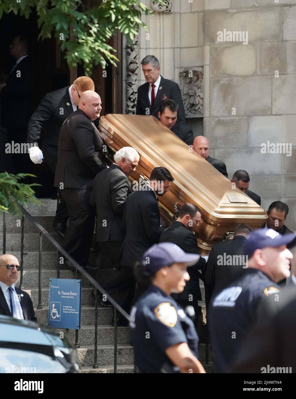 New York, États-Unis. 19th juillet 2022. La cercueil de Ivana Trump est réalisée à partir de l'église catholique St Vincent Ferrer après ses funérailles. Ivana Trump, l'ex-épouse de l'ancien président Donald Trump, est morte des blessures subies à la suite d'une chute, a déclaré le bureau de New York du médecin légiste en chef. Crédit : SOPA Images Limited/Alamy Live News Banque D'Images