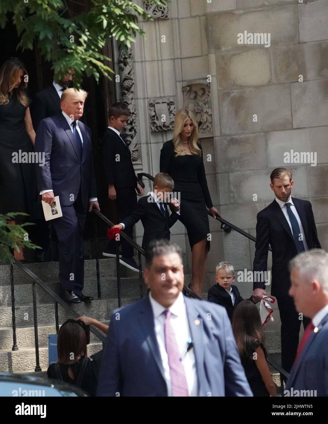 New York, États-Unis. 19th juillet 2022. Ivanka Trump et son fils, Donald Trump, Eric Trump, suivis de Melania Trump et Donald Trump Jr. Quittent l'église catholique St Vincent Ferrer à New York après que le cercueil d'Ivana Trump ait été effectué après les funérailles. Ivana Trump, l'ex-épouse de l'ancien président Donald Trump, est morte des blessures subies à la suite d'une chute, a déclaré le bureau de New York du médecin légiste en chef. Crédit : SOPA Images Limited/Alamy Live News Banque D'Images