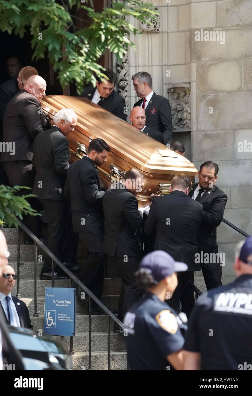 New York, États-Unis. 19th juillet 2022. La cercueil de Ivana Trump est réalisée à partir de l'église catholique St Vincent Ferrer après ses funérailles. Ivana Trump, l'ex-épouse de l'ancien président Donald Trump, est morte des blessures subies à la suite d'une chute, a déclaré le bureau de New York du médecin légiste en chef. Crédit : SOPA Images Limited/Alamy Live News Banque D'Images