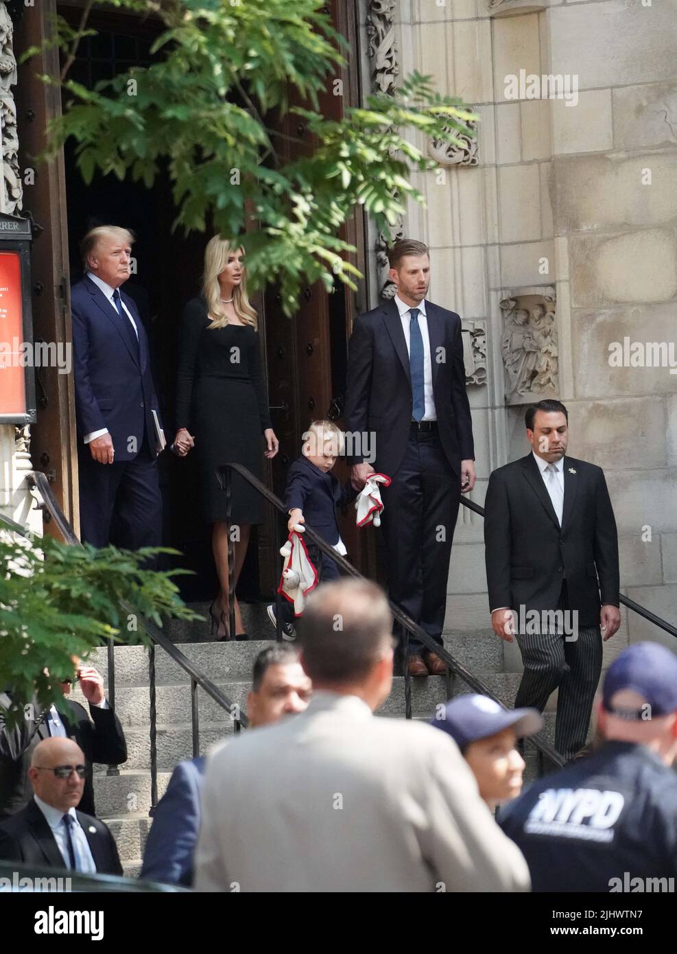 New York, États-Unis. 19th juillet 2022. Ivanka Trump et son fils, Donald Trump, Eric Trump, quittent l'église catholique St Vincent Ferrer à New York après que le cercueil d'Ivana Trump ait été effectué après les funérailles. Ivana Trump, l'ex-épouse de l'ancien président Donald Trump, est morte des blessures subies à la suite d'une chute, a déclaré le bureau de New York du médecin légiste en chef. Crédit : SOPA Images Limited/Alamy Live News Banque D'Images