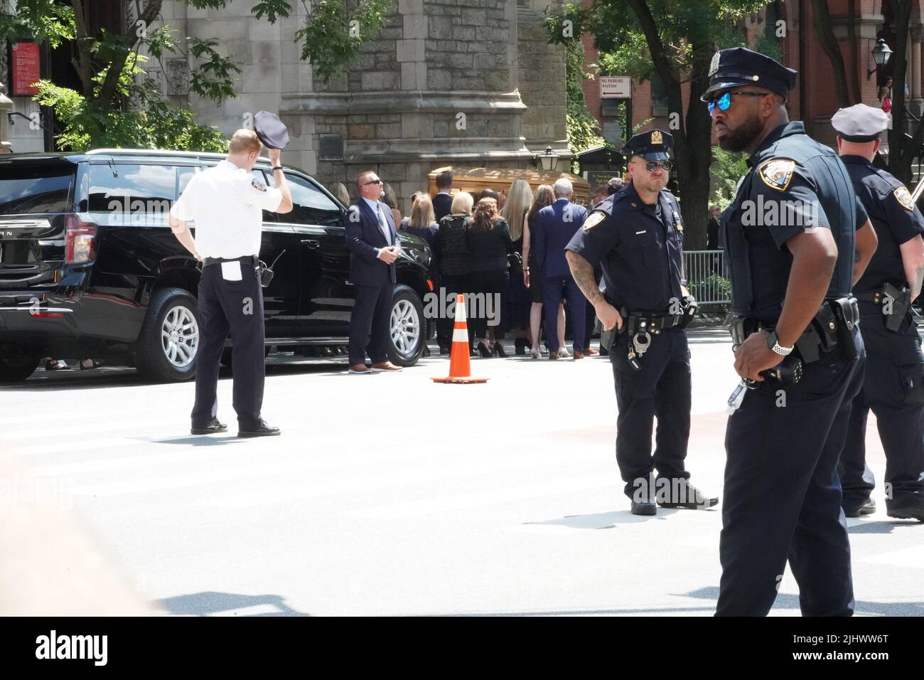 New York, États-Unis. 19th juillet 2022. La famille et les amis d'Ivana Trump se tiennent de côté alors que son cercueil est pris à l'intérieur de l'église catholique romaine Saint-Vincent Ferrer pour les funérailles à New York. Ivana Trump, l'ex-épouse de l'ancien président Donald Trump, est morte des blessures subies à la suite d'une chute, a déclaré le bureau de New York du médecin légiste en chef. (Photo de Catherine Nance/SOPA Images/Sipa USA) crédit: SIPA USA/Alay Live News Banque D'Images