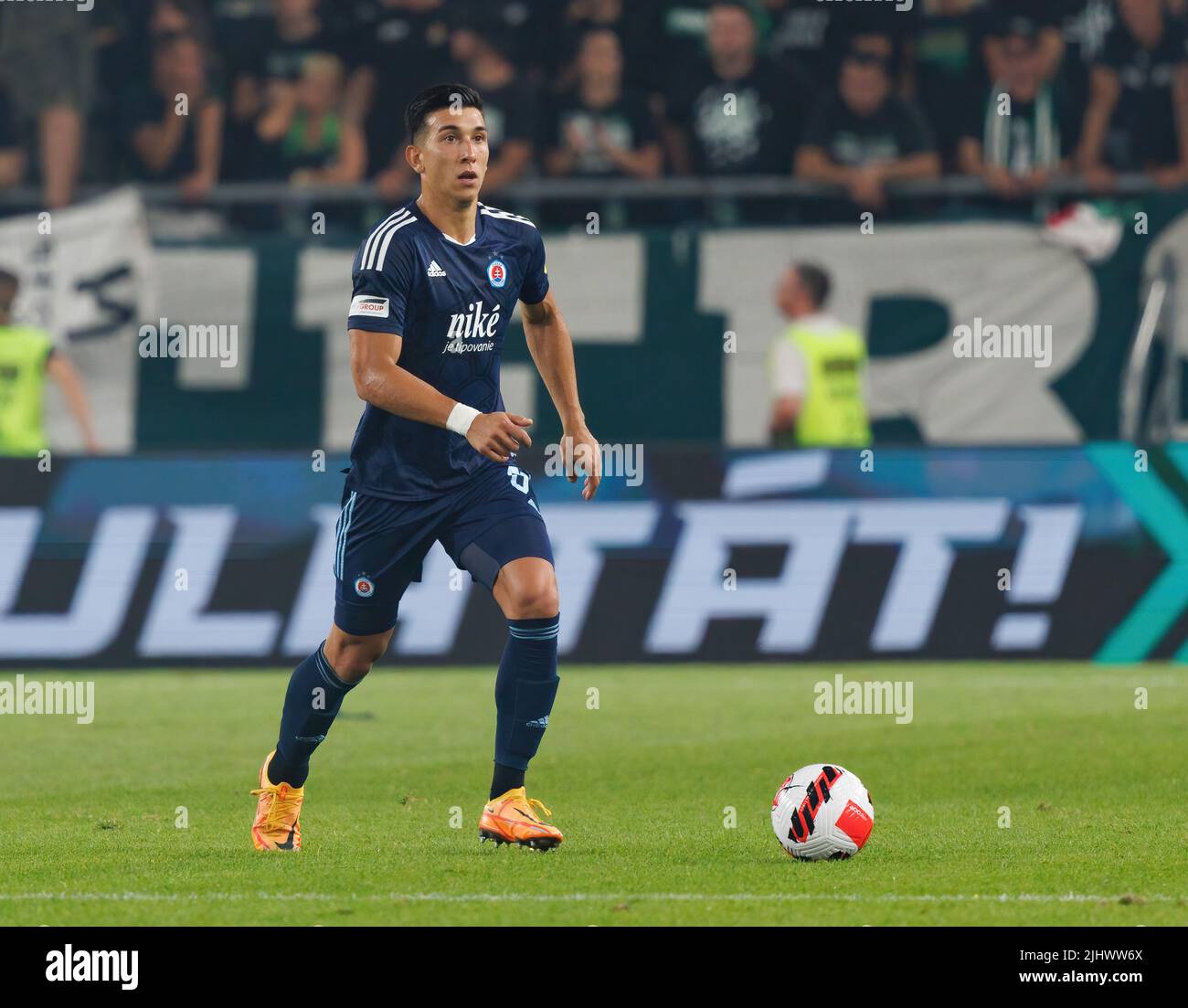 BUDAPEST, HONGRIE - JUILLET 20 : Vernon de Marco de SK Slovan Bratislava contrôle le ballon lors du deuxième tour de qualification de la Ligue des champions de l'UEFA, match de première étape entre Ferencvarosi TC et SK Slovan Bratislava au stade Ferencvaros de 20 juillet 2022 à Budapest, en Hongrie. Banque D'Images
