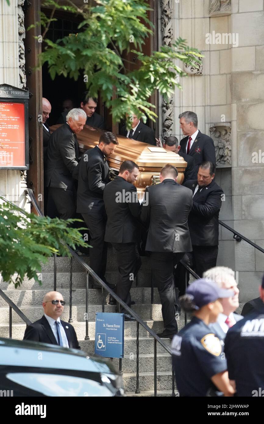 New York, États-Unis. 19th juillet 2022. La cercueil de Ivana Trump est réalisée à partir de l'église catholique St Vincent Ferrer après ses funérailles. Ivana Trump, l'ex-épouse de l'ancien président Donald Trump, est morte des blessures subies à la suite d'une chute, a déclaré le bureau de New York du médecin légiste en chef. (Photo de Catherine Nance/SOPA Images/Sipa USA) crédit: SIPA USA/Alay Live News Banque D'Images