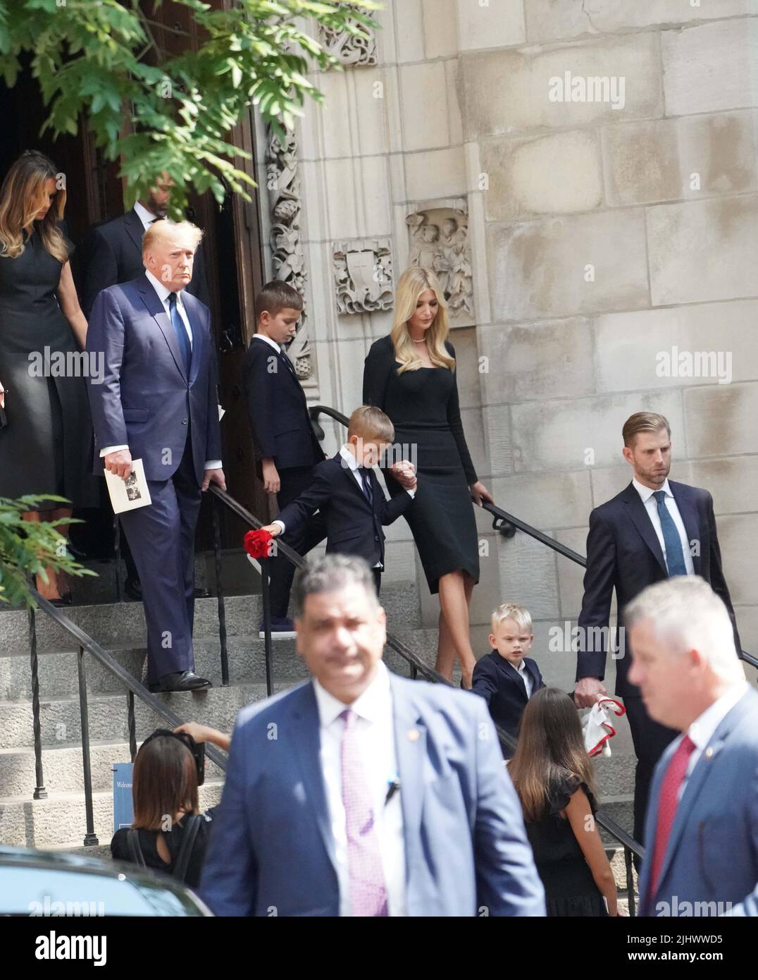 New York, États-Unis. 19th juillet 2022. Ivanka Trump et son fils, Donald Trump, Eric Trump, suivis de Melania Trump et Donald Trump Jr. Quittent l'église catholique St Vincent Ferrer à New York après que le cercueil d'Ivana Trump ait été effectué après les funérailles. Ivana Trump, l'ex-épouse de l'ancien président Donald Trump, est morte des blessures subies à la suite d'une chute, a déclaré le bureau de New York du médecin légiste en chef. (Photo de Catherine Nance/SOPA Images/Sipa USA) crédit: SIPA USA/Alay Live News Banque D'Images