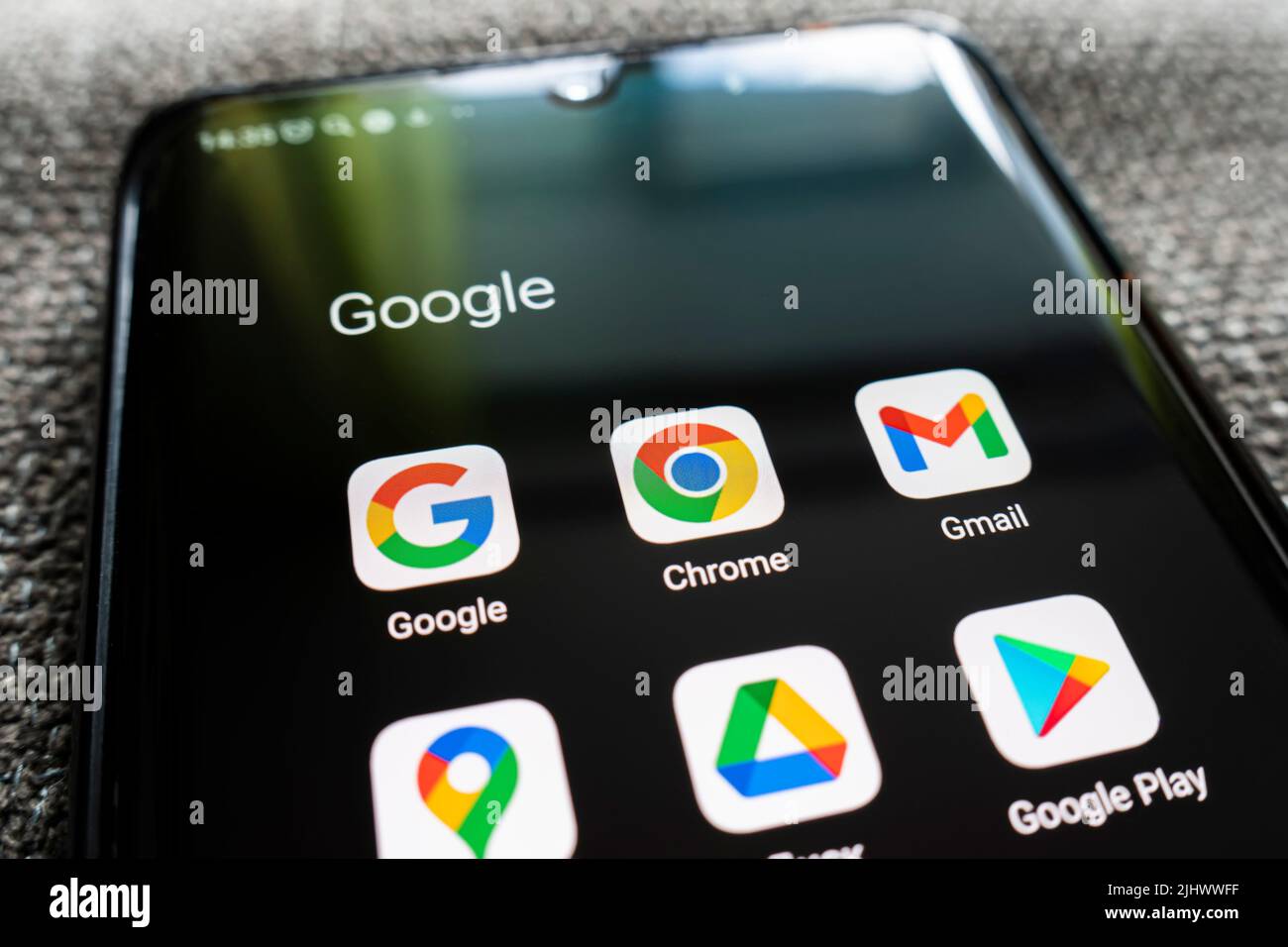Barnaul. Russie. 21 juin 2022 : Google services YouTube, Gmail, Chrome, mail, lire, icône de disque sur l'écran du smartphone. Google est le plus grand Internet Banque D'Images