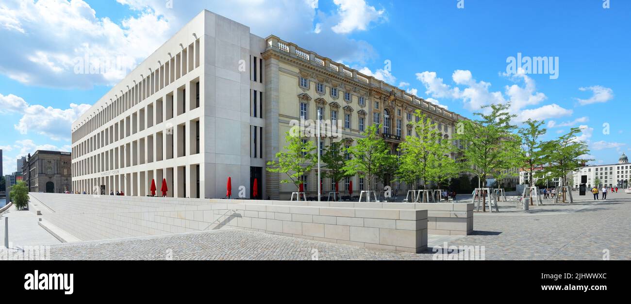 Le Humboldt Forum reconstruit mêlant des façades baroques modernes et originales. C'est un musée ethnologique et un musée d'art non européen Banque D'Images