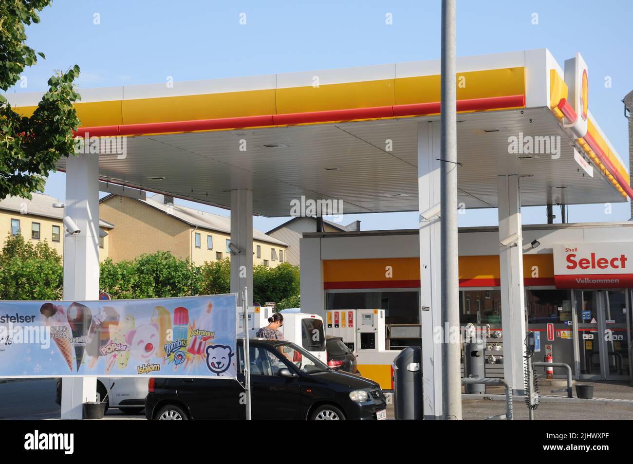 Kastrup/Copenhagen/Denmark/21 juillet 2022/Station de recharge d'essence et de coquillages Shell avec carte des prix élevés de l'essence sur la station d'essence sheel dans la capitale danoise. (Photo..Francis Dean/Dean Pictures) Banque D'Images