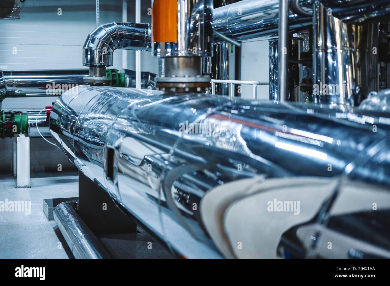 Réservoir cylindrique et système de tuyauterie à l'usine de production Banque D'Images