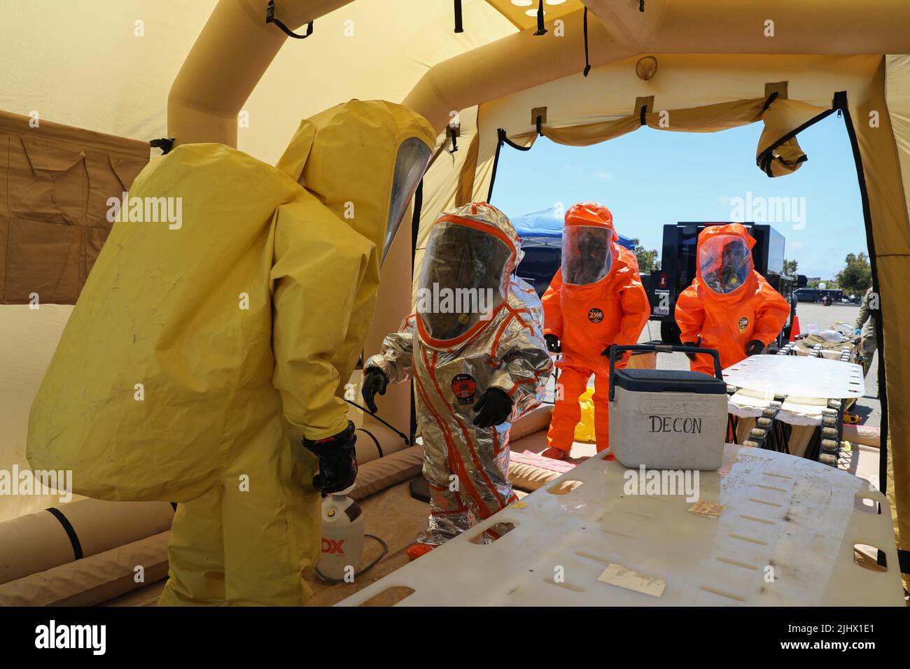 Los Alamitos, Californie, États-Unis. 14th juillet 2022. Les membres du service de l'équipe de soutien civil de 9th décontaminent leurs costumes HAZMAT dans un exercice d'entraînement tenu à la base d'entraînement des Forces interarmées, Los Alamitos, en Californie, sur 14 juillet 2022. Crédit: Armée américaine/ZUMA Press Wire Service/ZUMAPRESS.com/Alamy Live News Banque D'Images