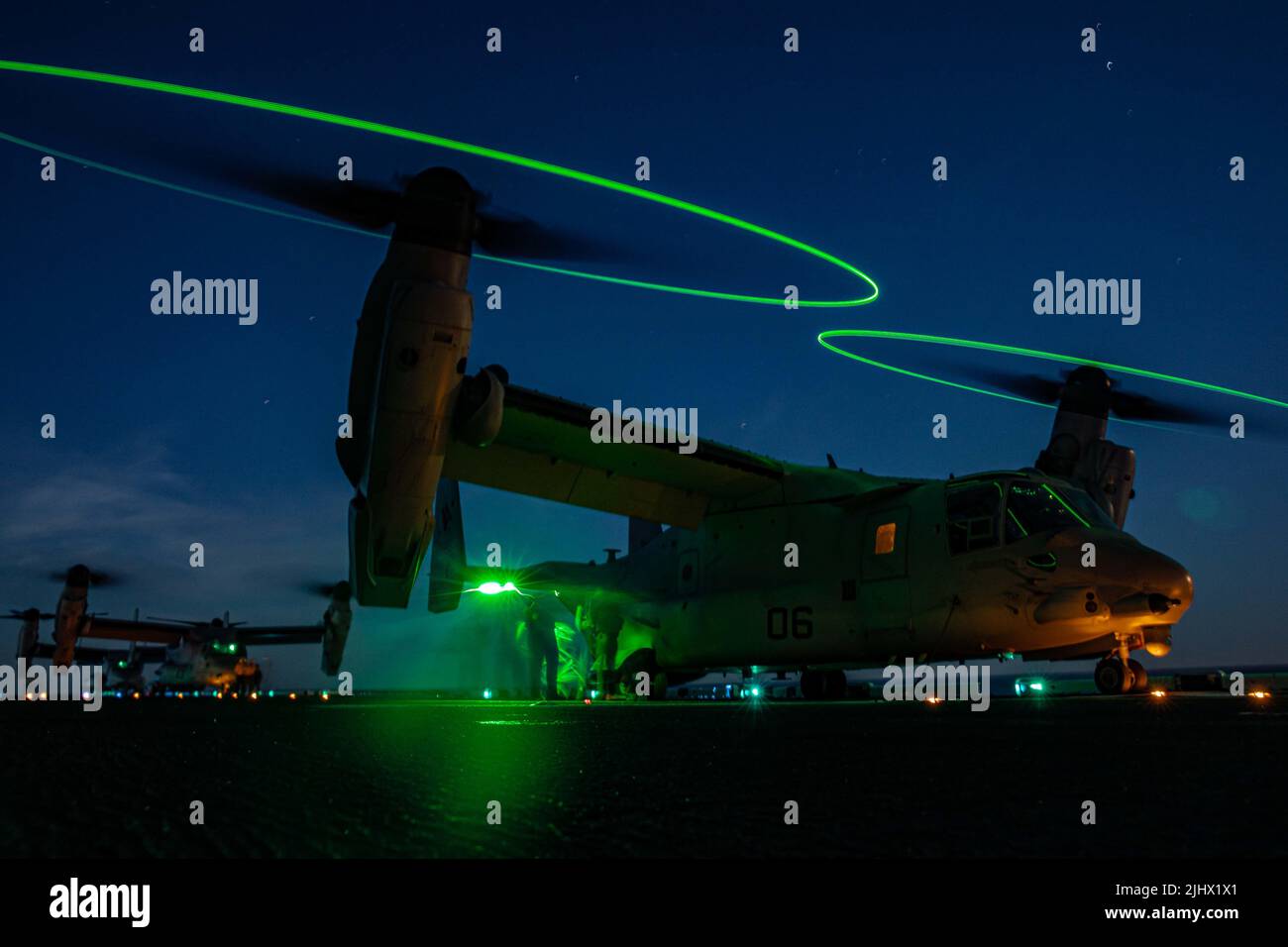 15 juillet 2022 - en mer - les marines américaines affectées à l'élément de combat aérien, 22nd Marine Expeditionary Unit (MEU), effectuent des opérations de vol nocturne MV-22 Osprey à bord du navire d'assaut amphibie de classe Wasp USS Kearsarge (LHD 3) dans l'océan Atlantique, au 11 juillet 2022. Le Kearsarge Amphiobie Ready Group et 22nd MEU, sous le commandement et le contrôle de Task Force 61/2, sont sur un déploiement prévu dans la zone des opérations de la Marine américaine Europe, employée par la U.S. Sixth Fleet pour défendre les intérêts américains, alliés et partenaires. (É.-U. Photo du corps marin par Sgt. Armando Elizalde) (Credit image: © U.S. M Banque D'Images