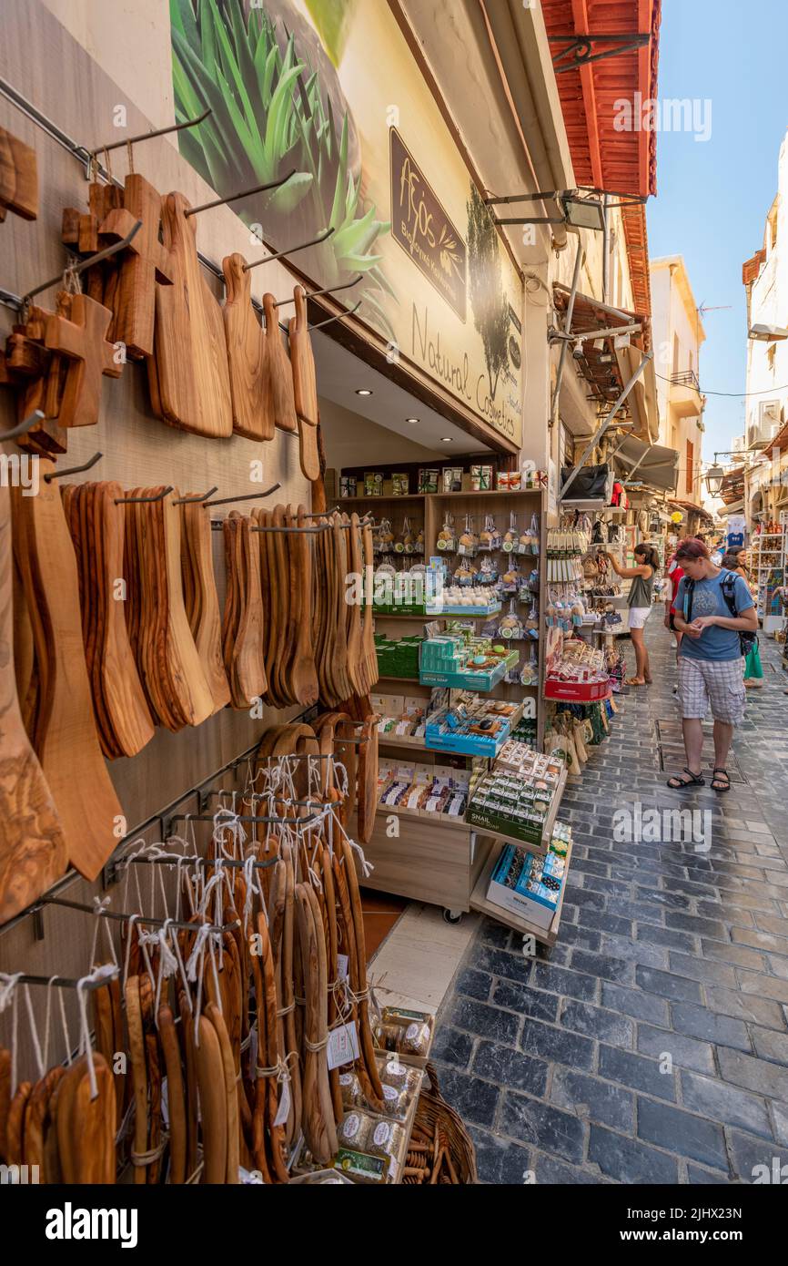 zone commerçante touristique à rethymno sur l'île grecque de crète, boutiques de souvenirs et boutiques de cadeaux dans une rue en crète, zone commerçante touristique en crète. Banque D'Images