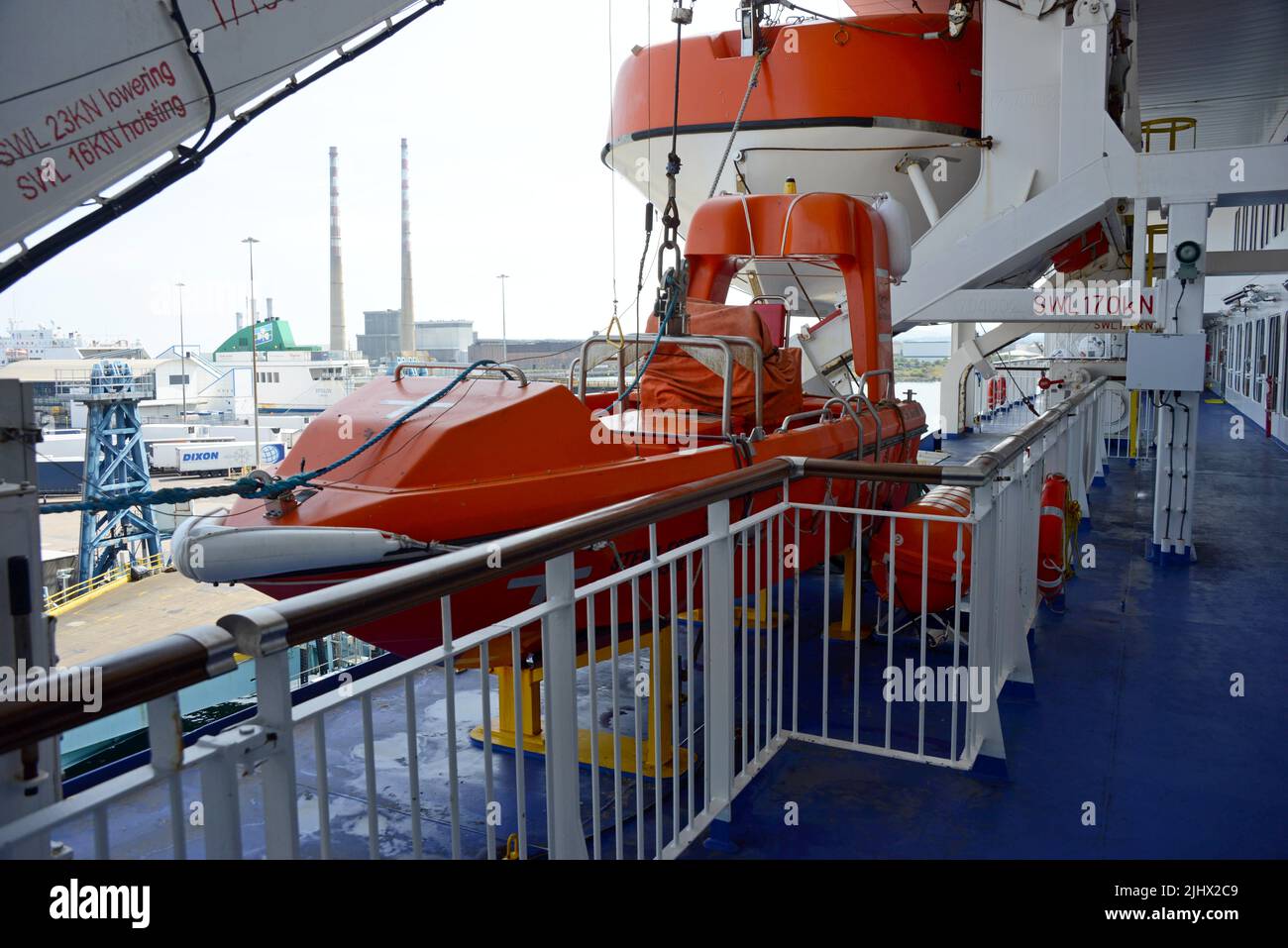 Bateau de sauvetage sur le ferry Stean Ferries Stena Estrid dans le port de Dublin, Irlande, juillet 2022 Banque D'Images