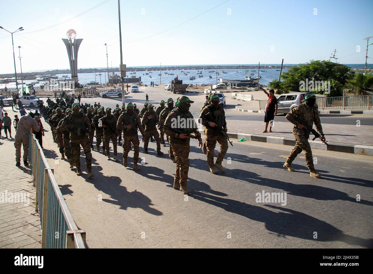 Gaza, bande de Gaza, Palestine. 20th juillet 2022. Gaza, Palestine. 20 juillet 2022. Les Brigades Izz ad-DIN Al-Qassam, l'aile militaire du mouvement palestinien de résistance islamique du Hamas, tiennent une marche militaire au port de Gaza dans la ville de Gaza. La marche marque l'anniversaire de la prise du soldat israélien Aron Shaul par les Brigades Al Qassam lors de la guerre d'Israël sur Gaza en 2014 (Credit image: © Ahmad Hasaballah/IMAGESLIVE via ZUMA Press Wire) Banque D'Images