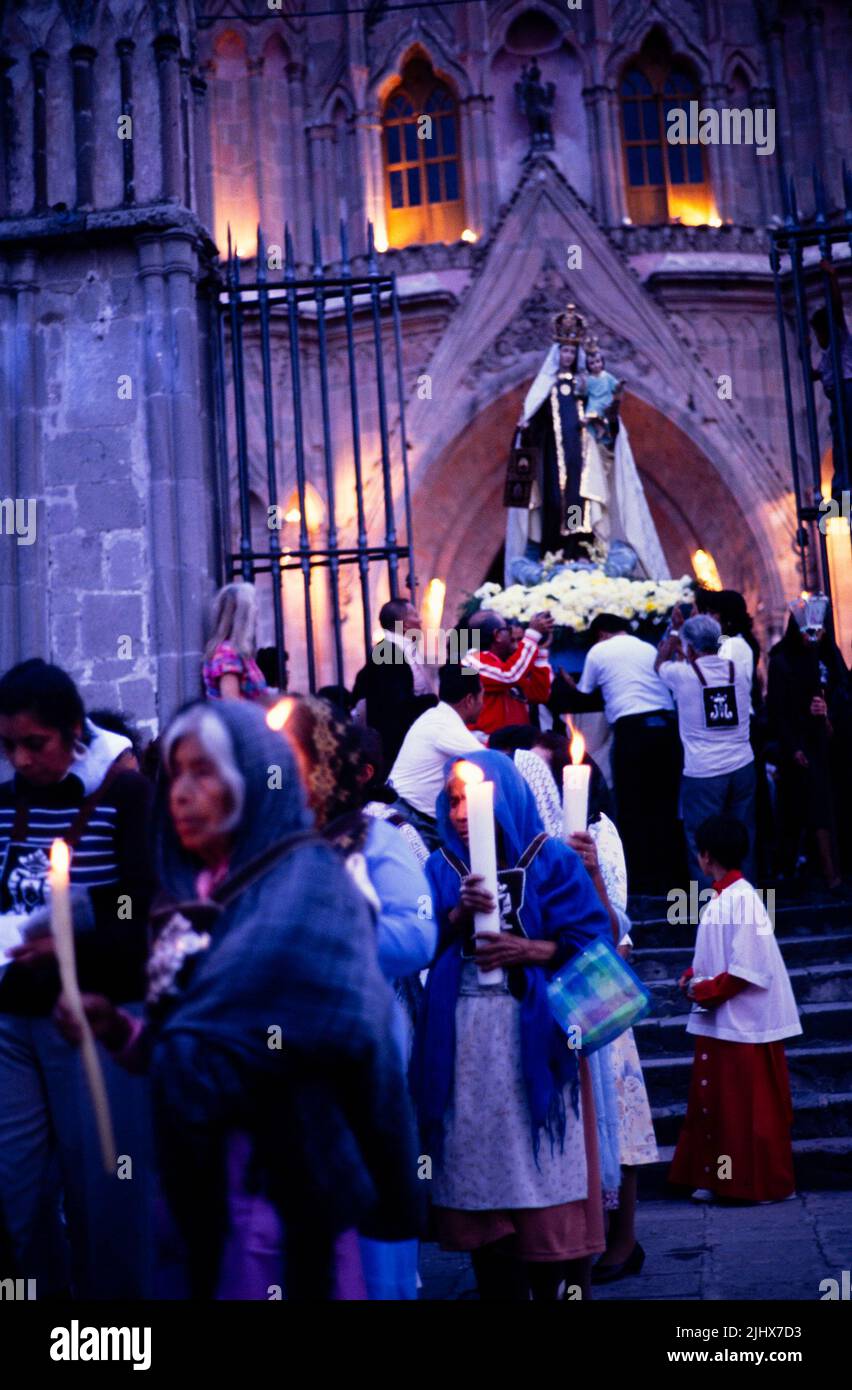 Procession religieuse aux chandelles l'église la Parroquia, San Migeul de Allende, Mexique, c 1990 Banque D'Images