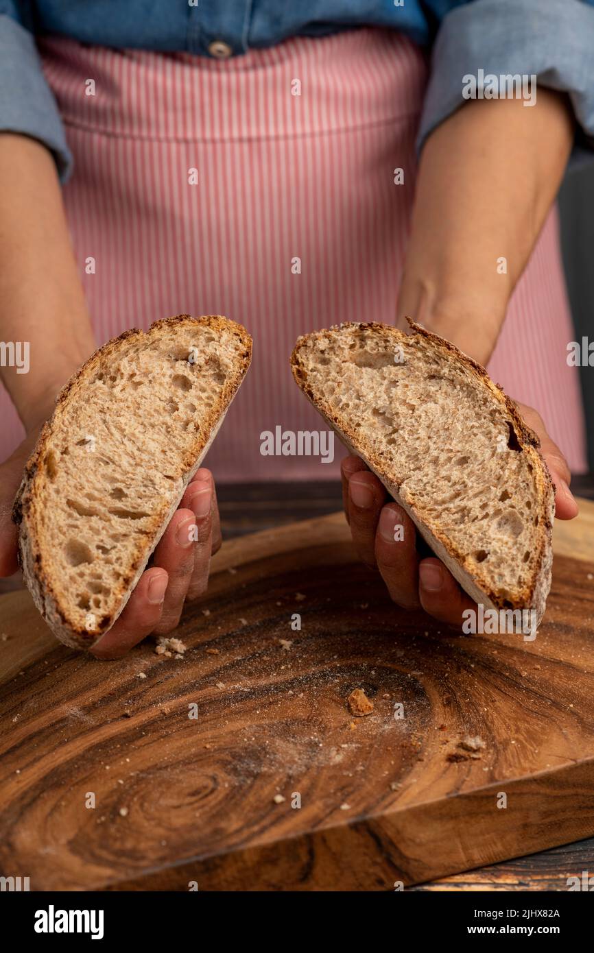 Femme tenant du pain de levain frais et fait maison - photo de stock Banque D'Images