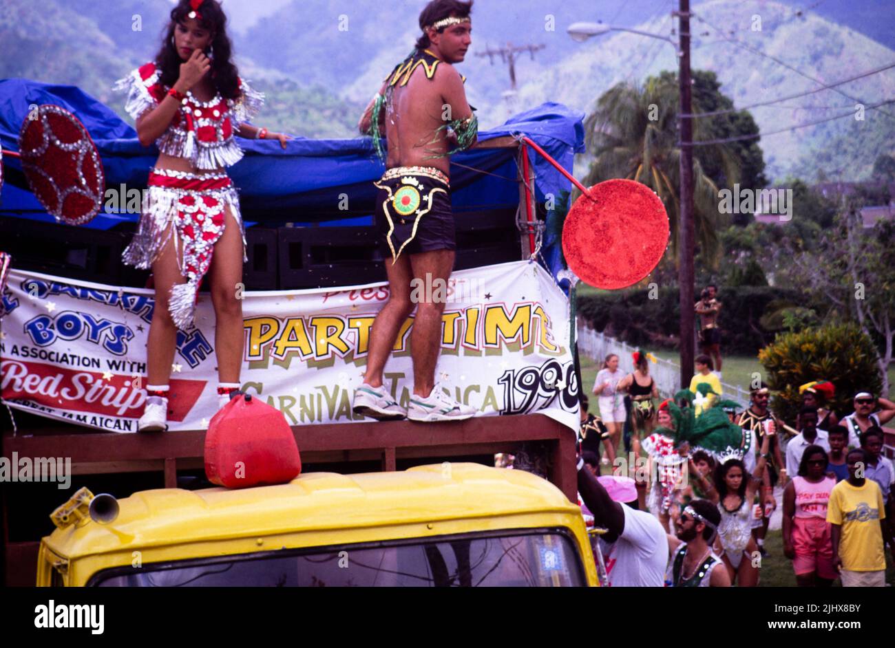 Les gens qui dansent en procession dans les rues du carnaval de Pâques, Kingston, Jamaïque, Antilles en 1990 Banque D'Images