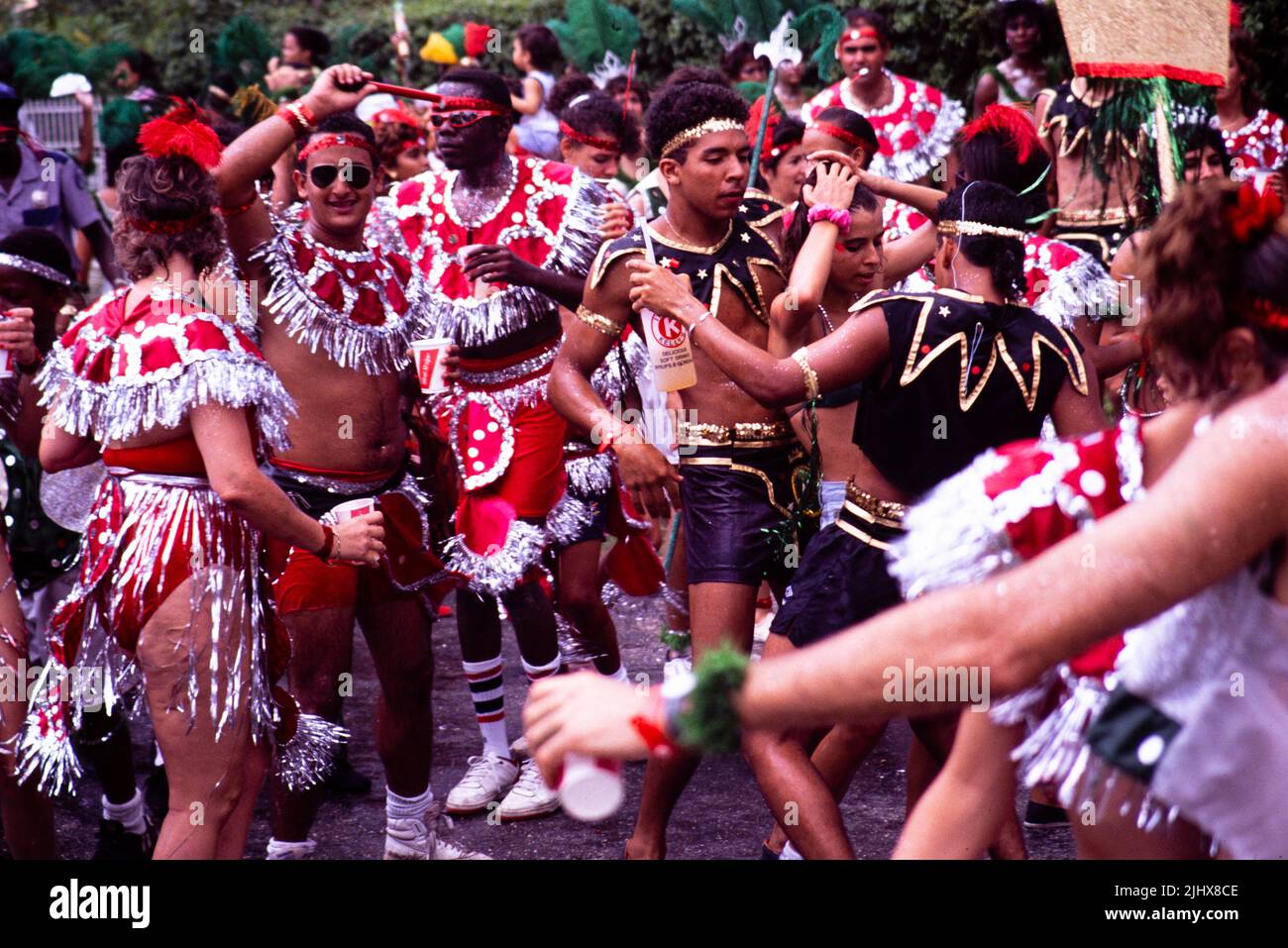 Les gens qui dansent en procession dans les rues du carnaval de Pâques, Kingston, Jamaïque, Antilles en 1990 Banque D'Images