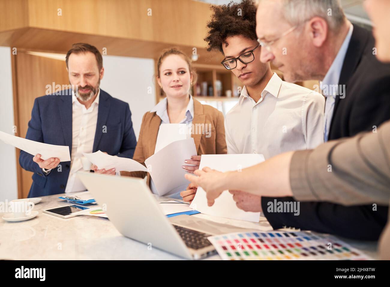 Équipe d'affaires créative d'une agence de publicité dans un atelier sur le développement de web design Banque D'Images