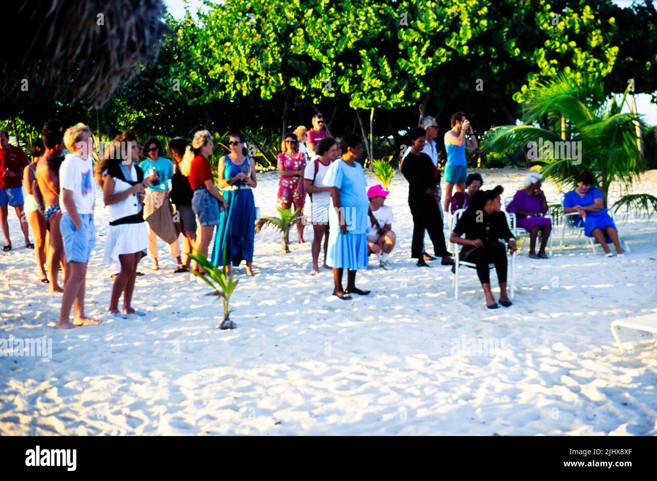 Cérémonie de mariage sur la plage de Brac Reef, Cayman Brac, îles Caïman, Antilles c 1990 Banque D'Images
