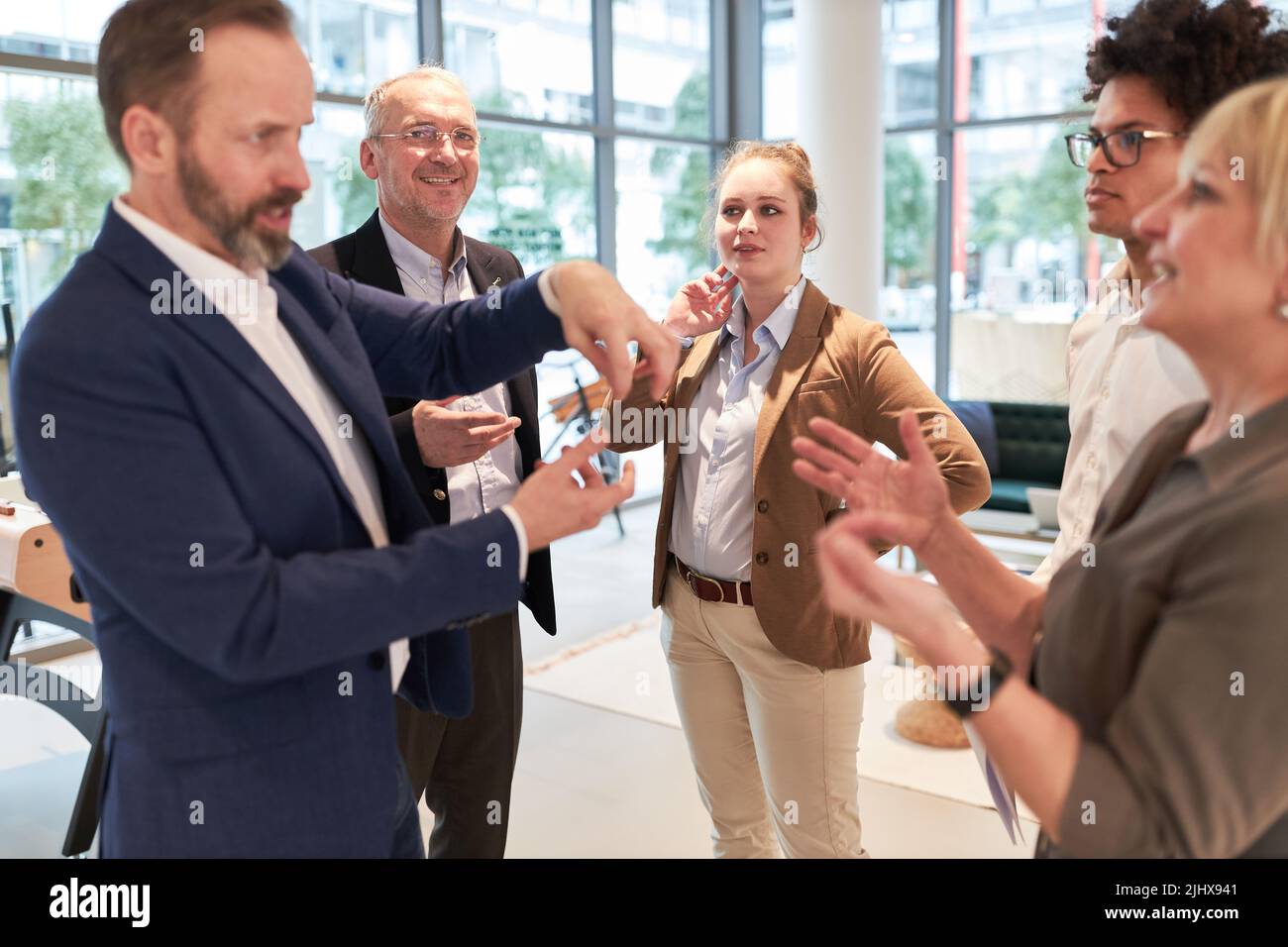Consultants d'affaires et équipe de démarrage pendant la planification de la stratégie lors de l'atelier de conseil Banque D'Images