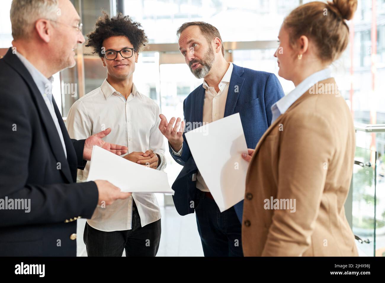 Les consultants discutent de la stratégie de l'équipe de démarrage lors de l'atelier de conseil Banque D'Images