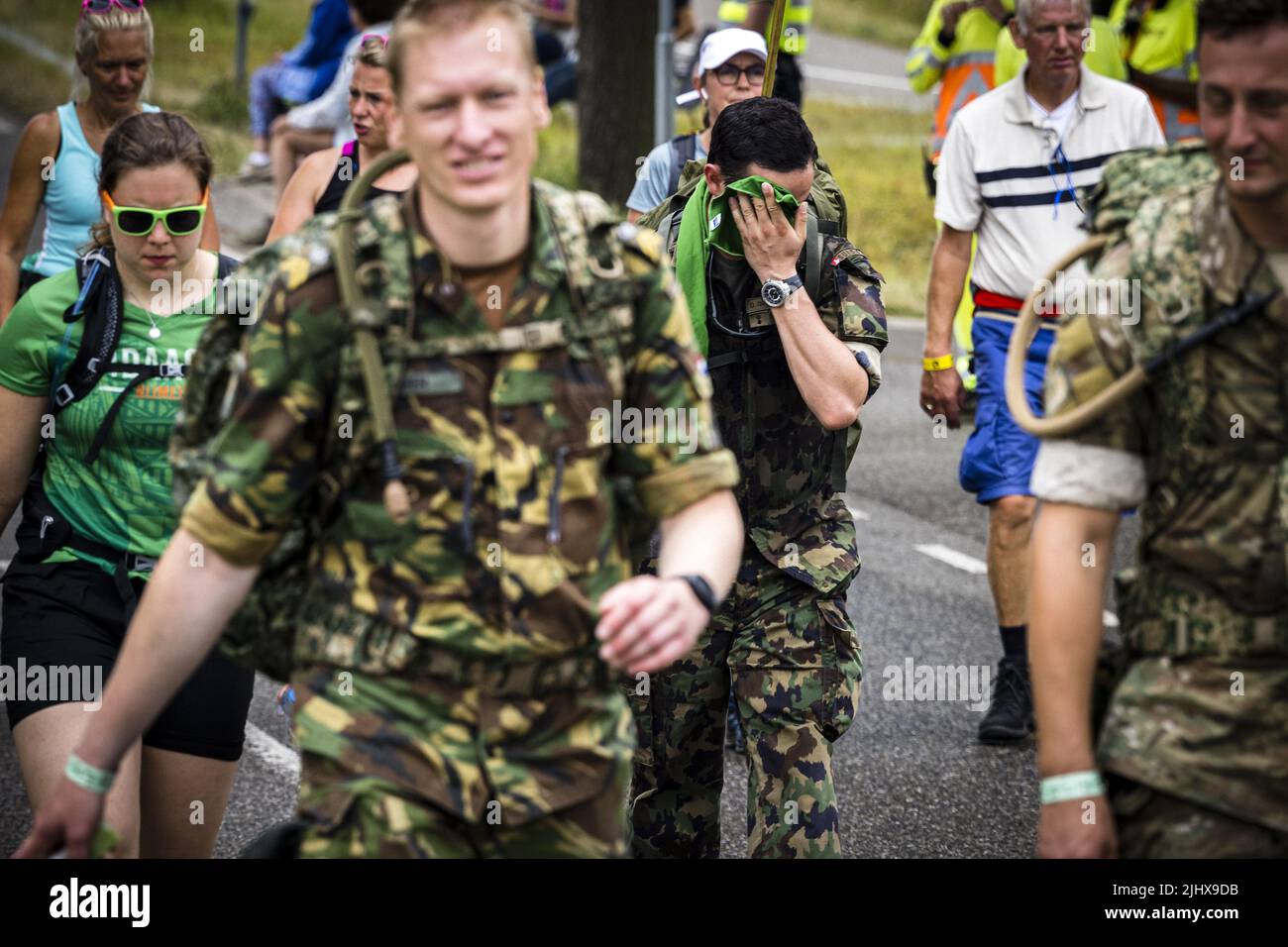 2022-07-21 10:23:07 NIJMEGEN - les participants marchent sur le Zevenheuvelenweg le deuxième jour des Marches de quatre jours de Nimègue. En raison de la chaleur, la marche dure un jour plus court que d'habitude. ANP ROB ENGELAR pays-bas sortie - belgique sortie Banque D'Images