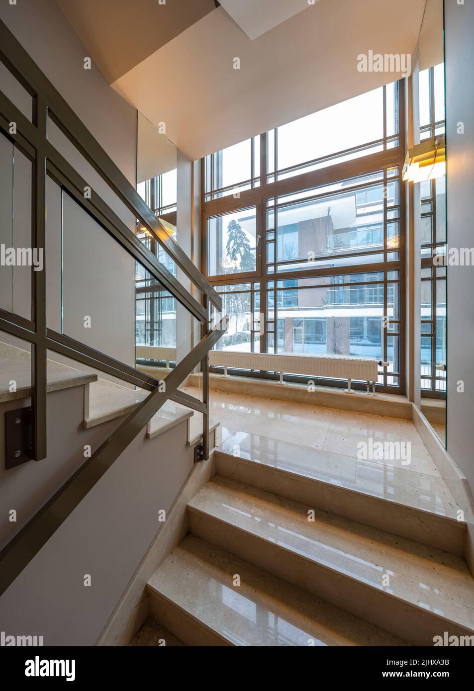 Intérieur moderne de l'entrée dans un immeuble résidentiel de luxe. Escalier. Grande fenêtre. Banque D'Images