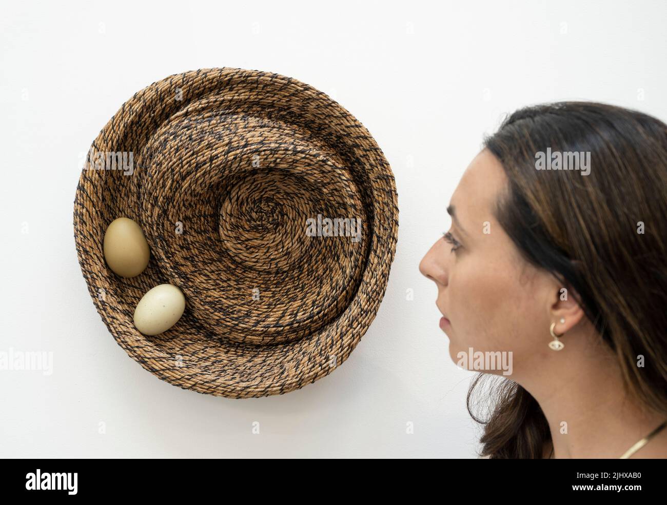 Galerie Elizabeth Xi Bauer, Deptford, Londres, Royaume-Uni. 21 juillet 2022. L'exposition de groupe The Immortal features travaille par Caroline Achaintre, Lorena Ancona, Tonico Lemos AUD, Dan Coopey, Marta Jakobovits et Antonio Pichillá et s'inspire de la façon dont ces artistes emploient les connaissances et techniques anciennes à leurs pratiques respectives. L'exposition se déroule jusqu'au 14 septembre. Image : Dan Coopey, sans titre (configuration 2), 2022. Fibre de banane, coton enduit de cire, coquilles d'aubergines. Avec la permission de Central Galeria. Crédit : Malcolm Park/Alay Live News Banque D'Images